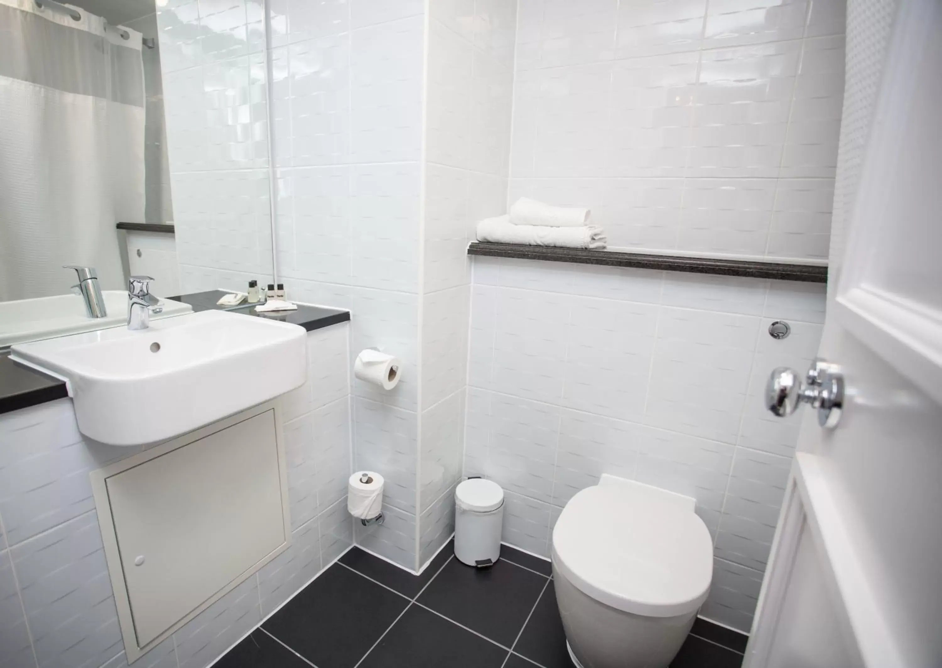 Toilet, Bathroom in The Aberdeen Altens Hotel