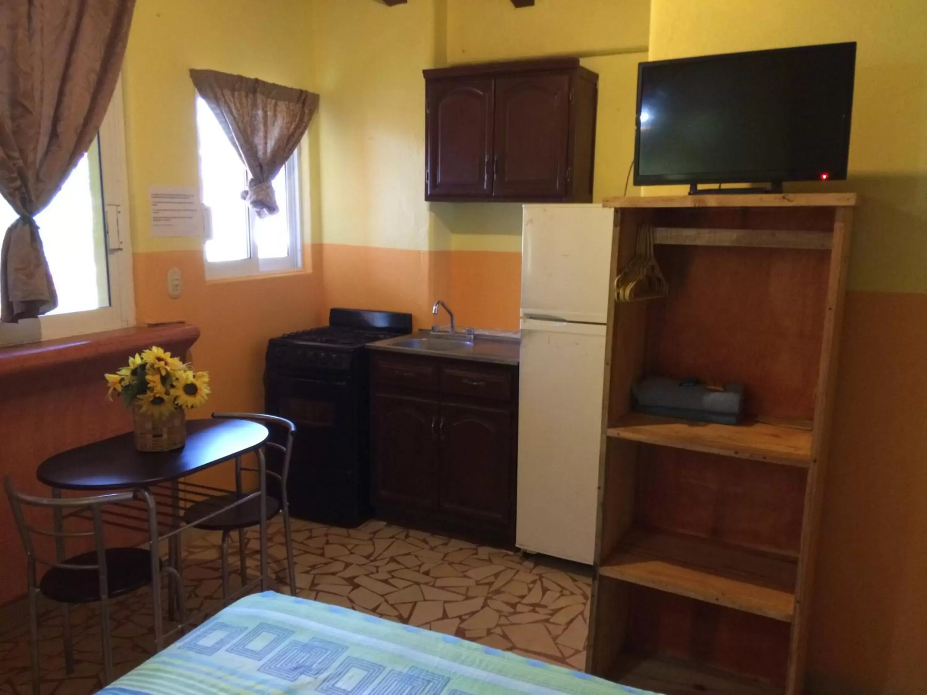 Kitchen or kitchenette, TV/Entertainment Center in Hotel Las Salinas