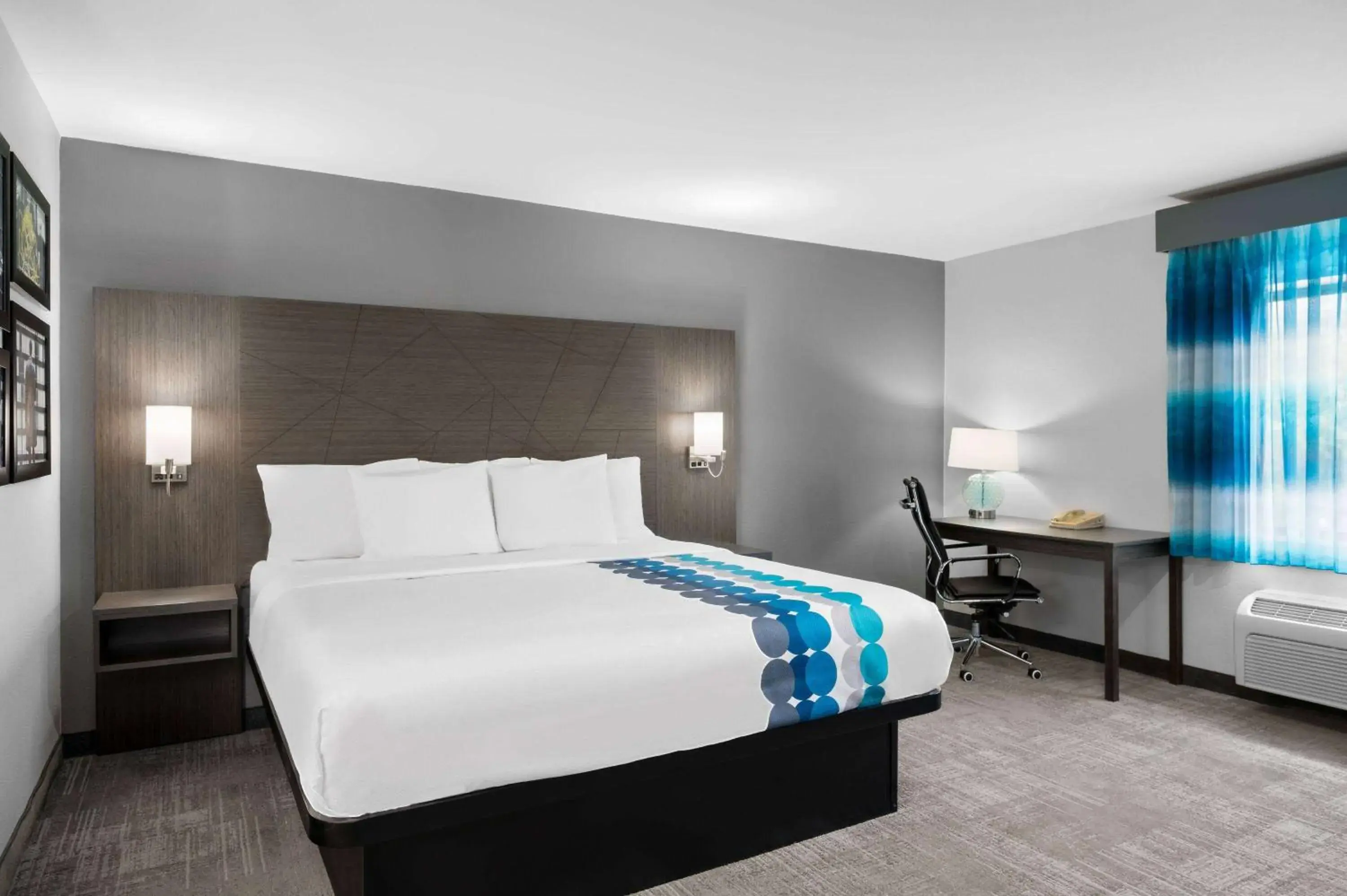 Photo of the whole room, Bed in La Quinta Inn by Wyndham Indianapolis Airport Executive Dr