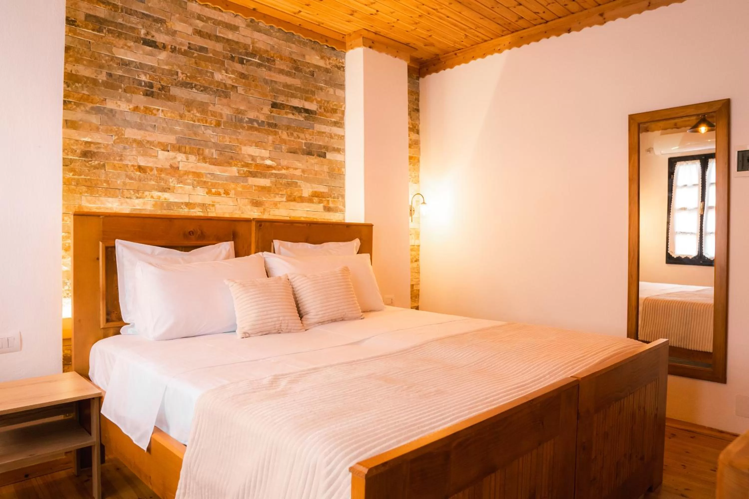 Photo of the whole room, Bed in Porta7 Hotel