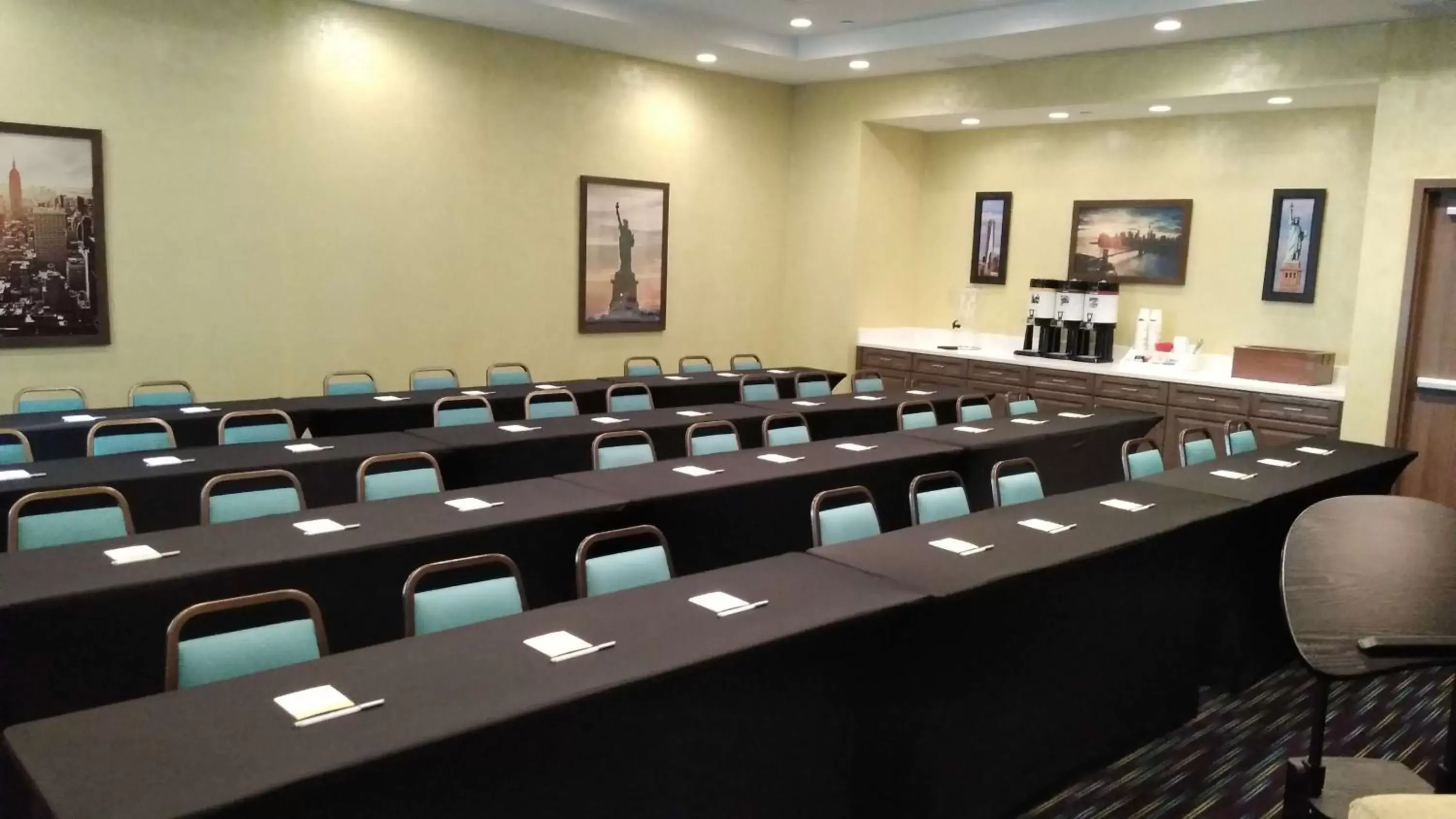 Meeting/conference room in Hampton Inn By Hilton Paramus