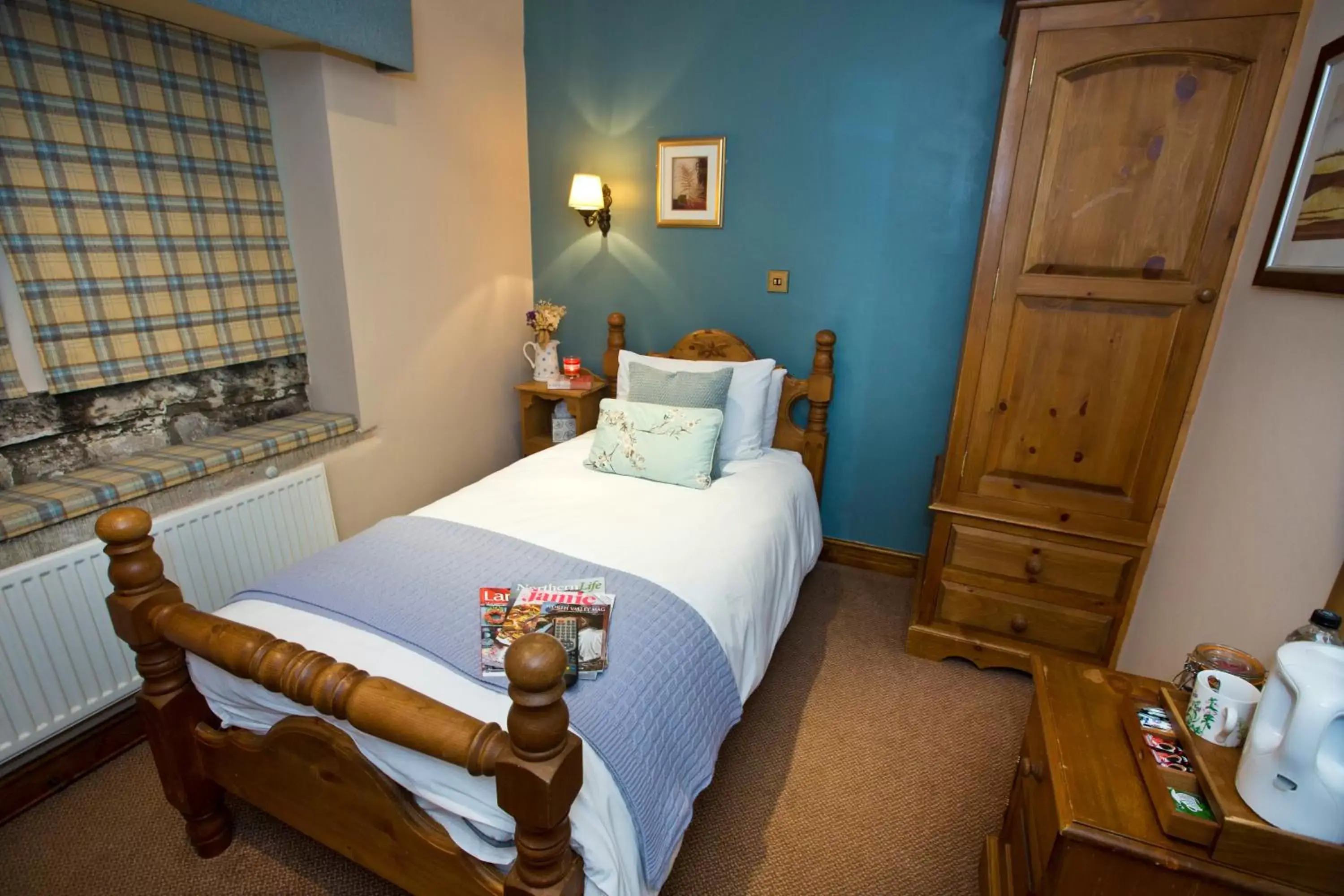 Photo of the whole room, Bed in The Fleece Inn