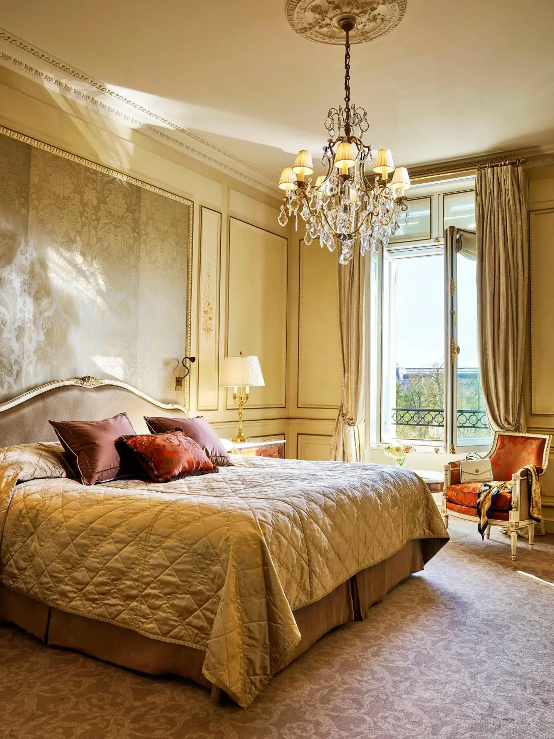 Bedroom, Bed in Le Meurice - Dorchester Collection