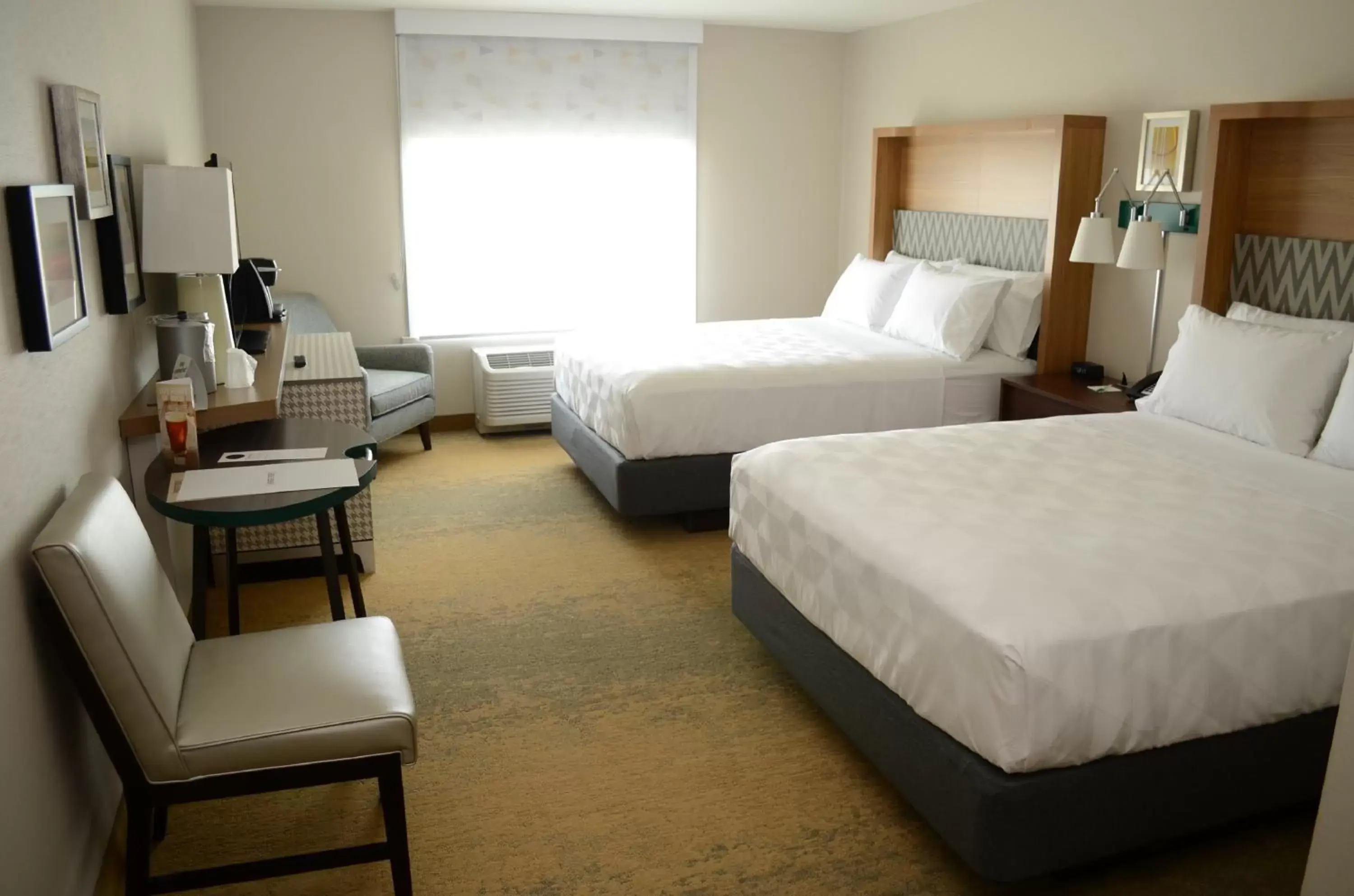 Photo of the whole room, Bed in Holiday Inn Edmonton South - Evario Events, an IHG Hotel