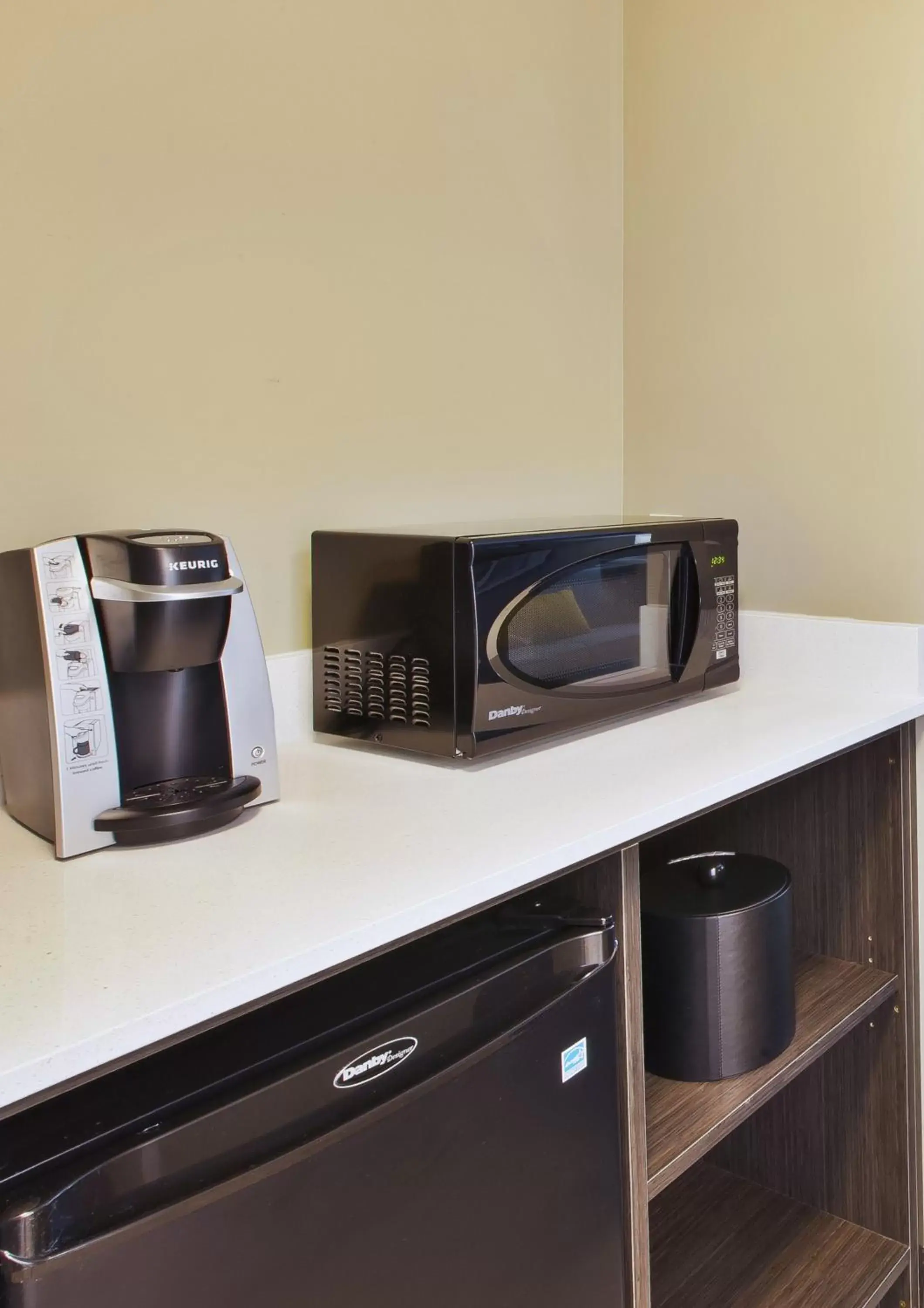 Coffee/tea facilities, Kitchen/Kitchenette in Best Western Plus Cranberry-Pittsburgh North