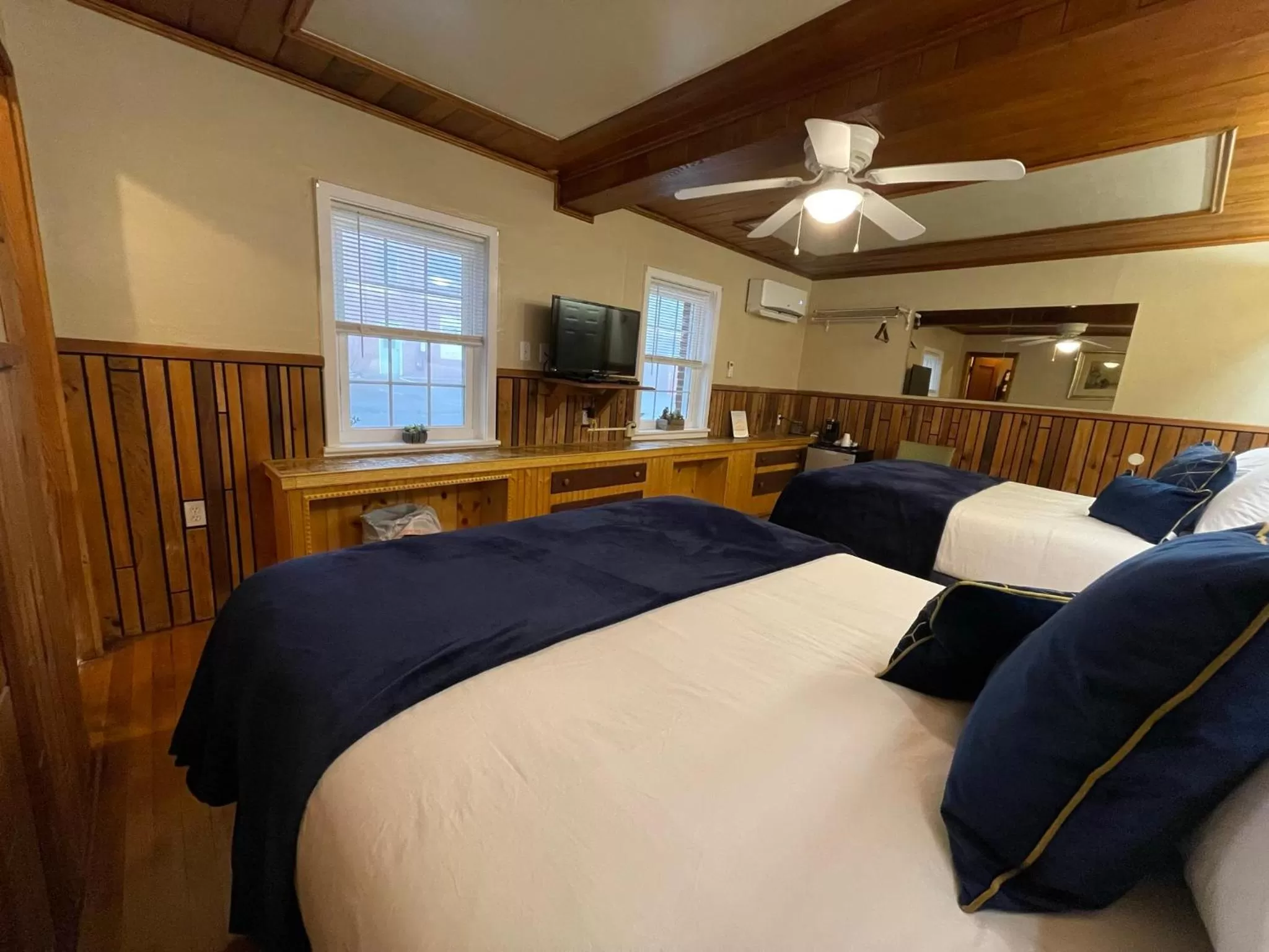 Bed in Skyline Village Inn