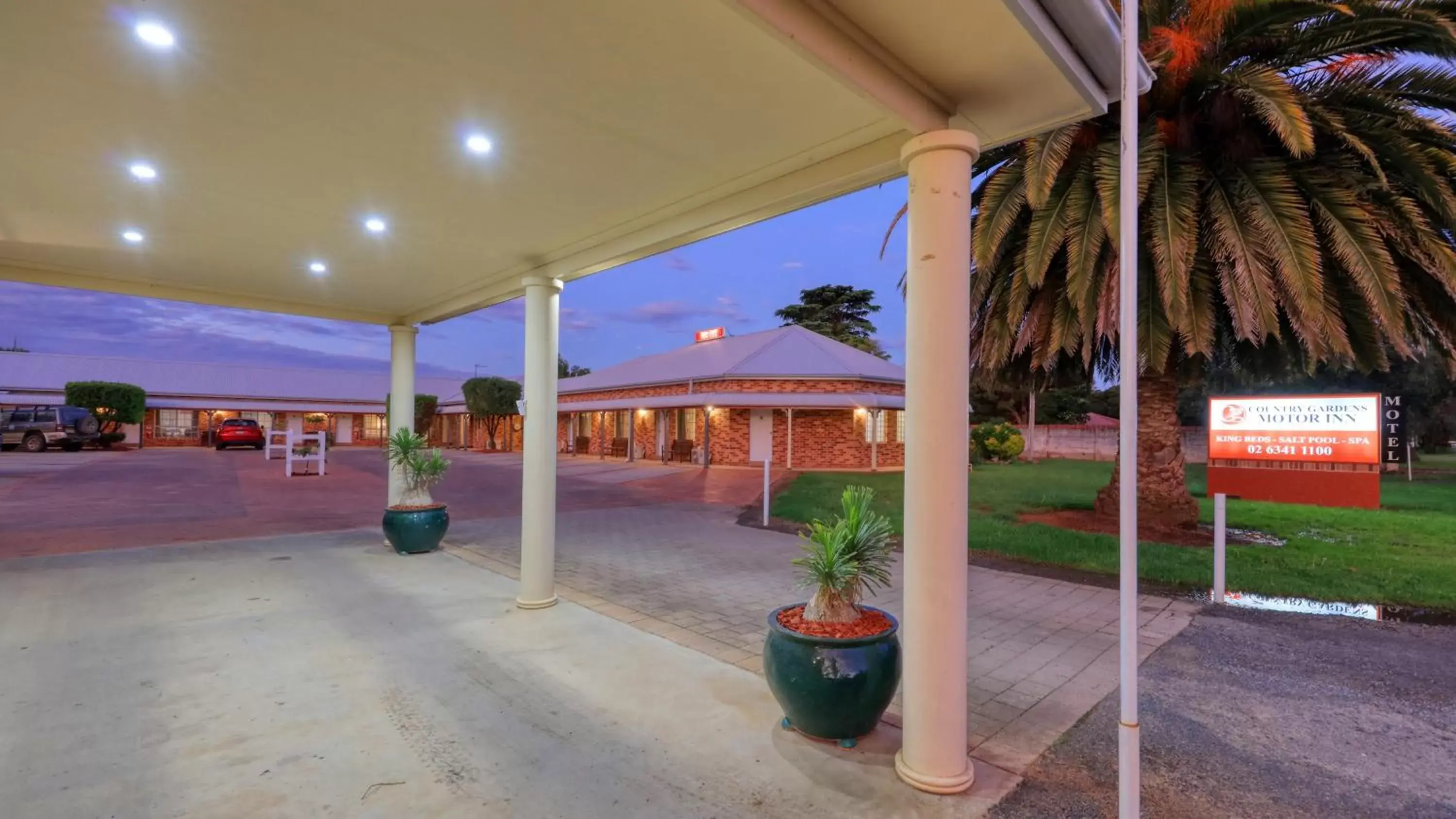 Facade/entrance in Country Gardens Motor Inn Facade/entrance in Country Gardens Motor Inn