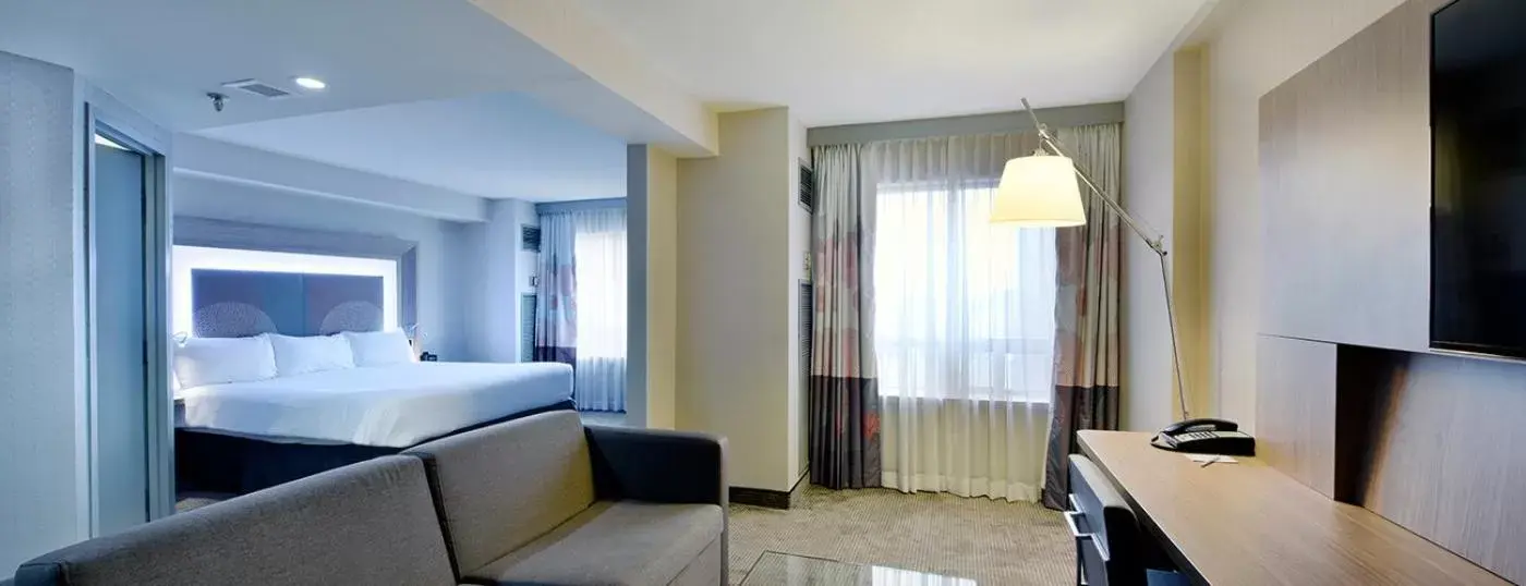 Bed, Seating Area in Novotel Ottawa City Centre Hotel