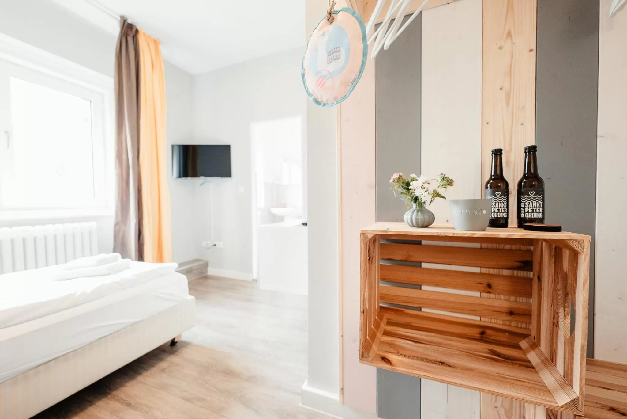 Photo of the whole room, Bed in Hotel 'Das Strandhaus'