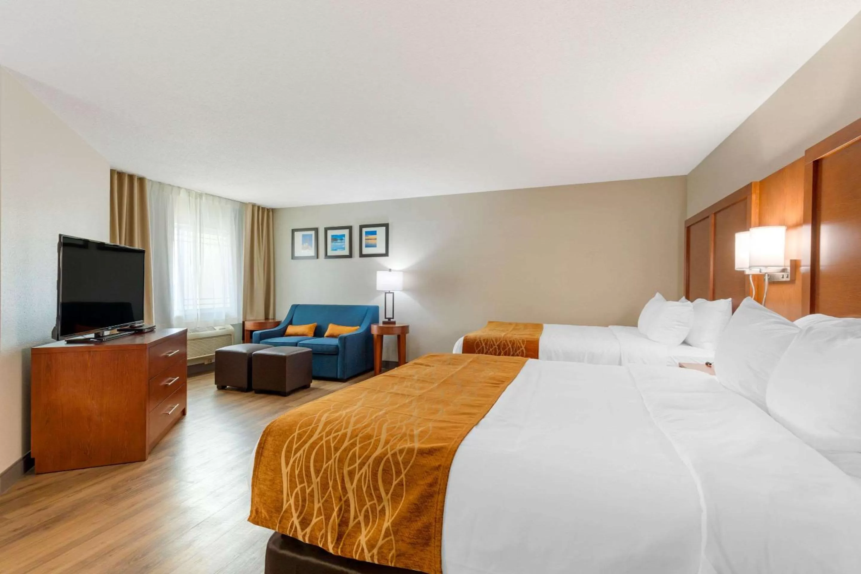 Photo of the whole room, Bed in Comfort Inn & Suites Milford