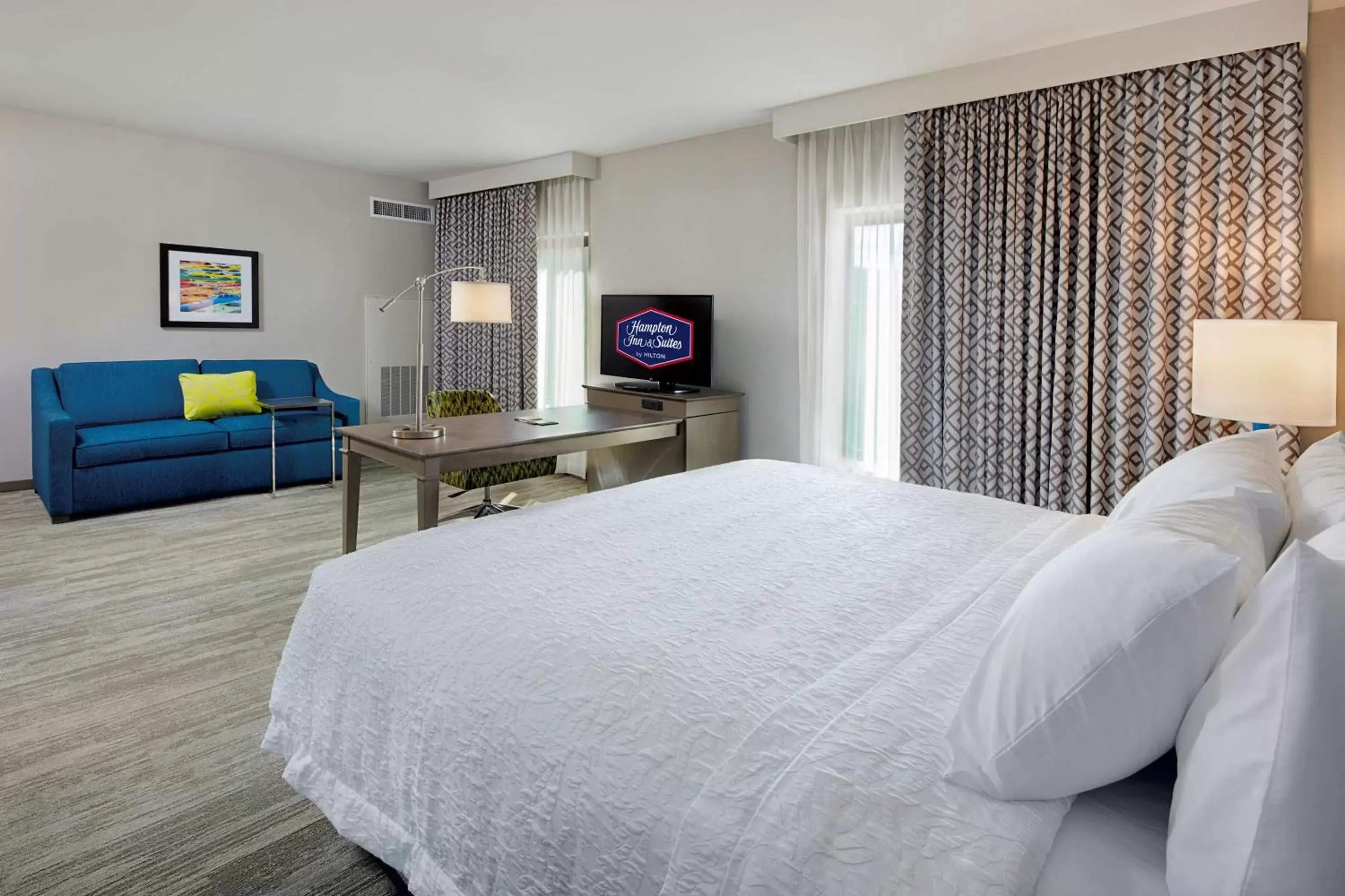 Bedroom in Hampton Inn & Suites Sacramento at CSUS
