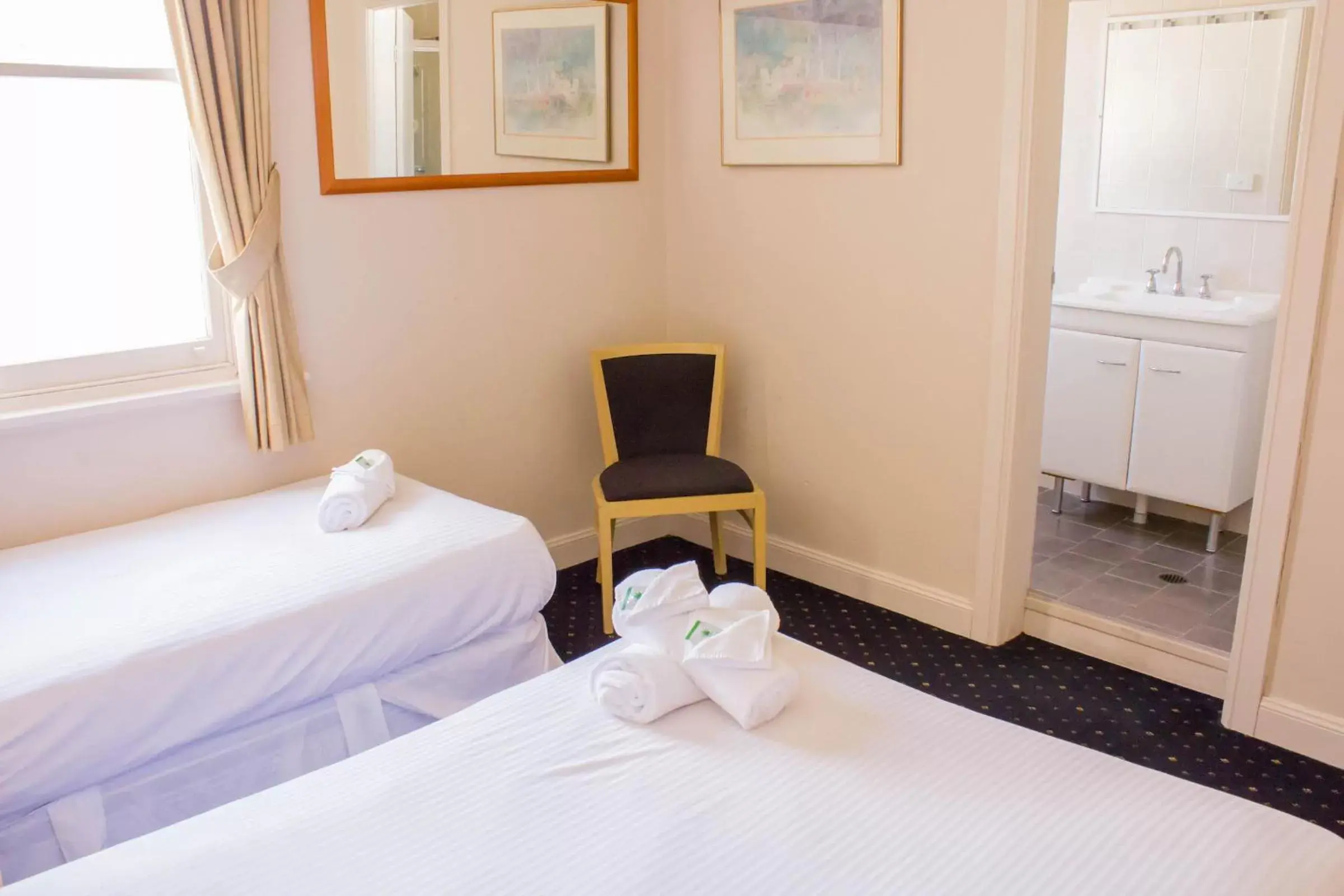 Bedroom, Bed in Gardners Inn Hotel Bedroom, Bed in Gardners Inn Hotel