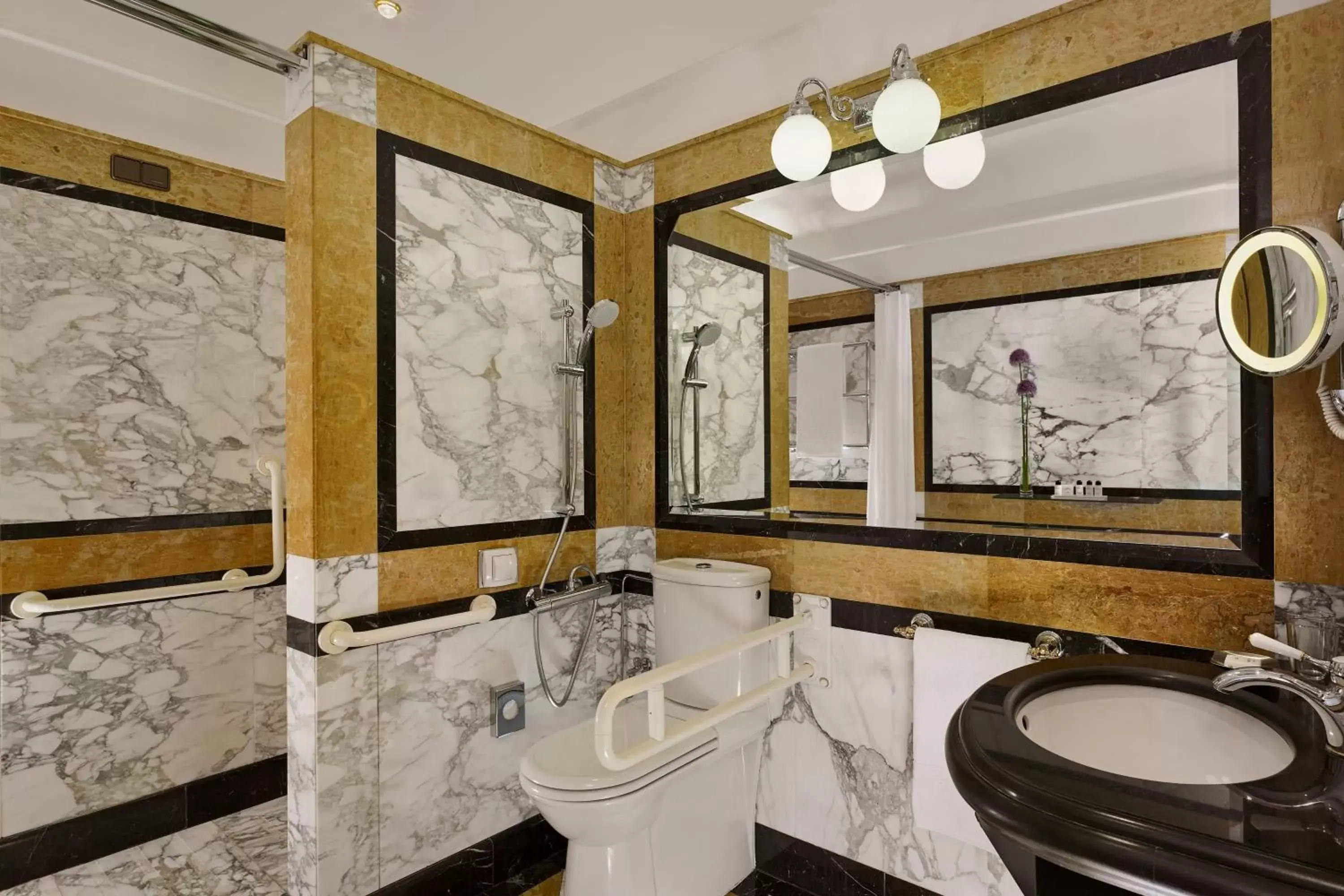 Bathroom, Restaurant/Places to Eat in Hotel Bristol, a Luxury Collection Hotel, Vienna