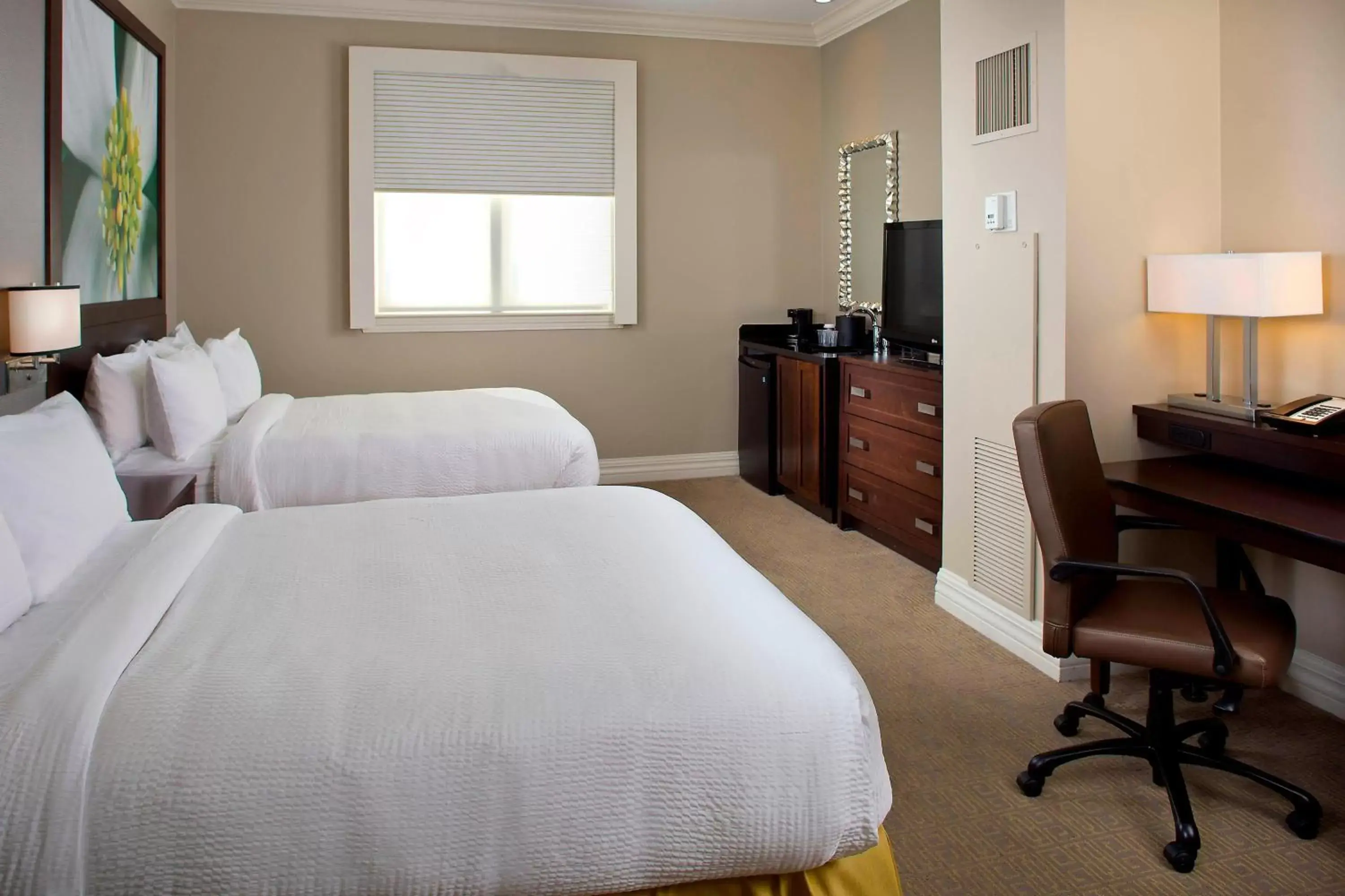 Photo of the whole room, Bed in Courtyard by Marriott New Orleans French Quarter/Iberville