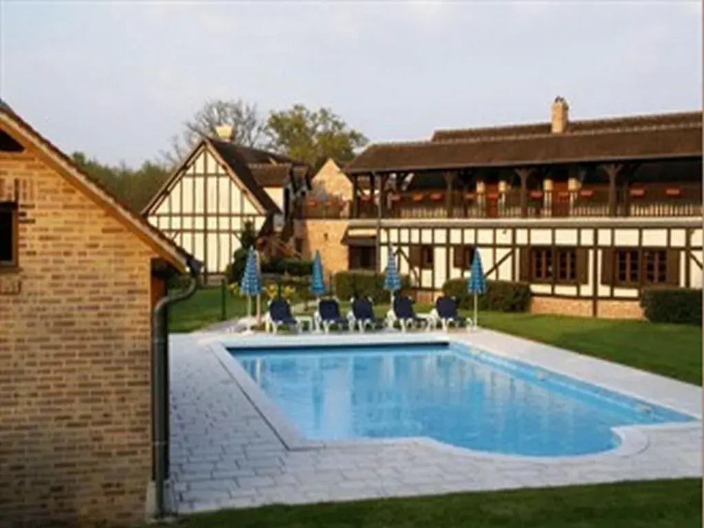 Swimming pool in L'Orée des Chênes, The Originals Relais Swimming pool in L'Orée des Chênes, The Originals Relais