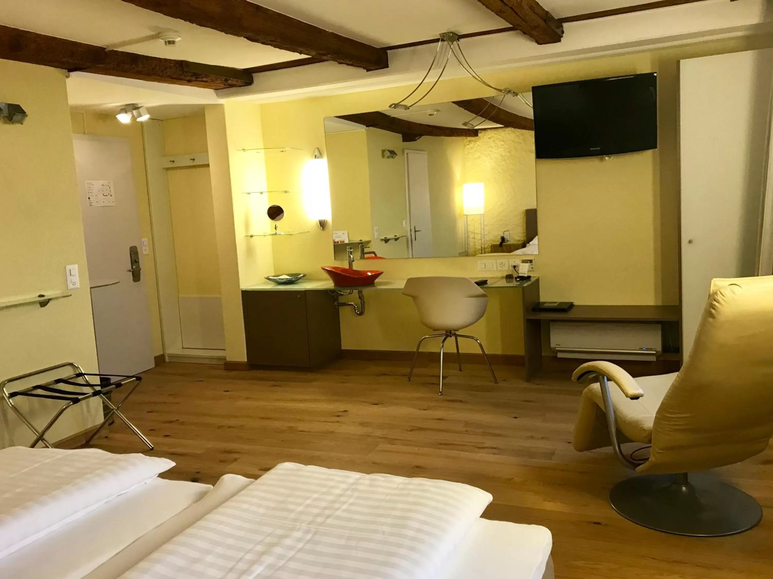 Photo of the whole room, Bed in Hotel Murtenhof & Krone