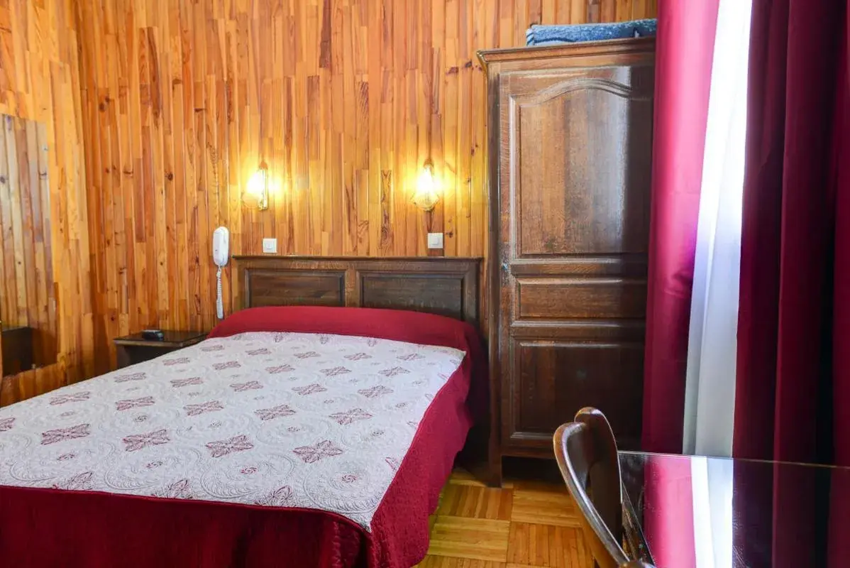 Bedroom, Bed in Hotel Paris Nord