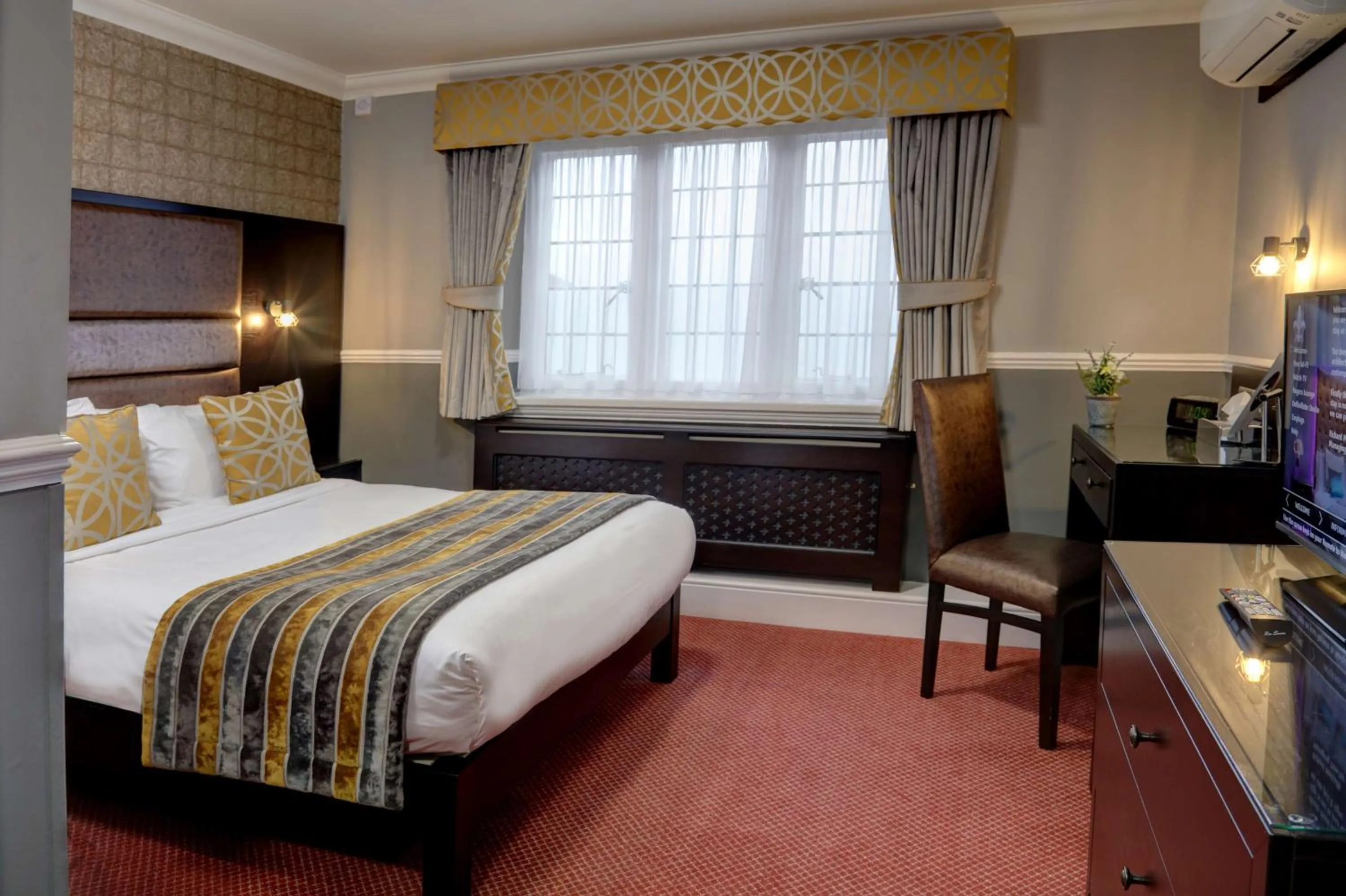 Photo of the whole room, Bed in Rogerthorpe Manor Hotel