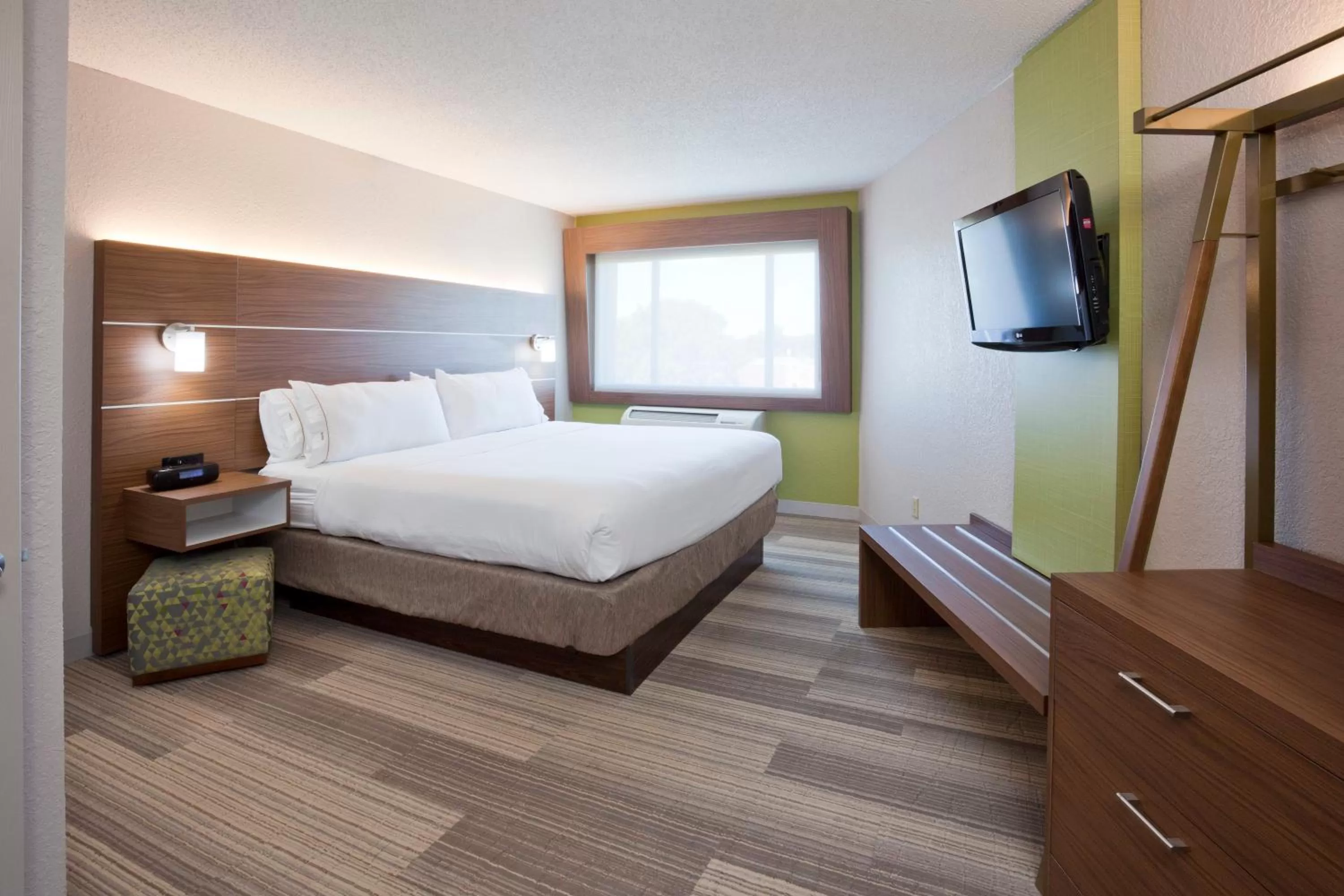 Photo of the whole room, Bed in Holiday Inn Express Hotel & Suites Minneapolis-Golden Valley, an IHG Hotel