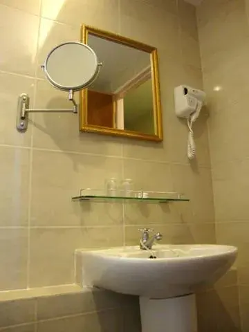 Bathroom in DM Hotel