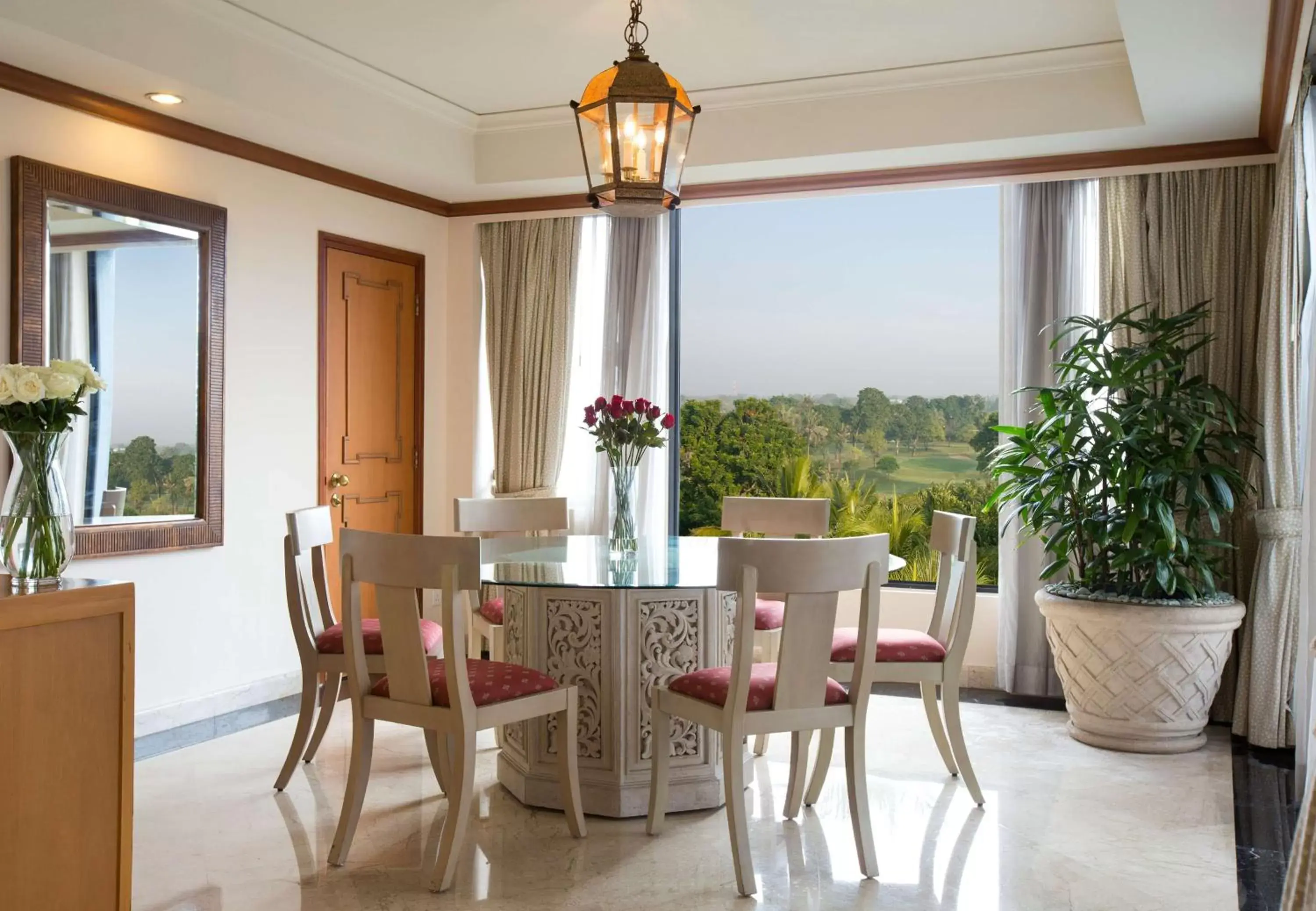 Photo of the whole room, Dining Area in Hyatt Regency Yogyakarta