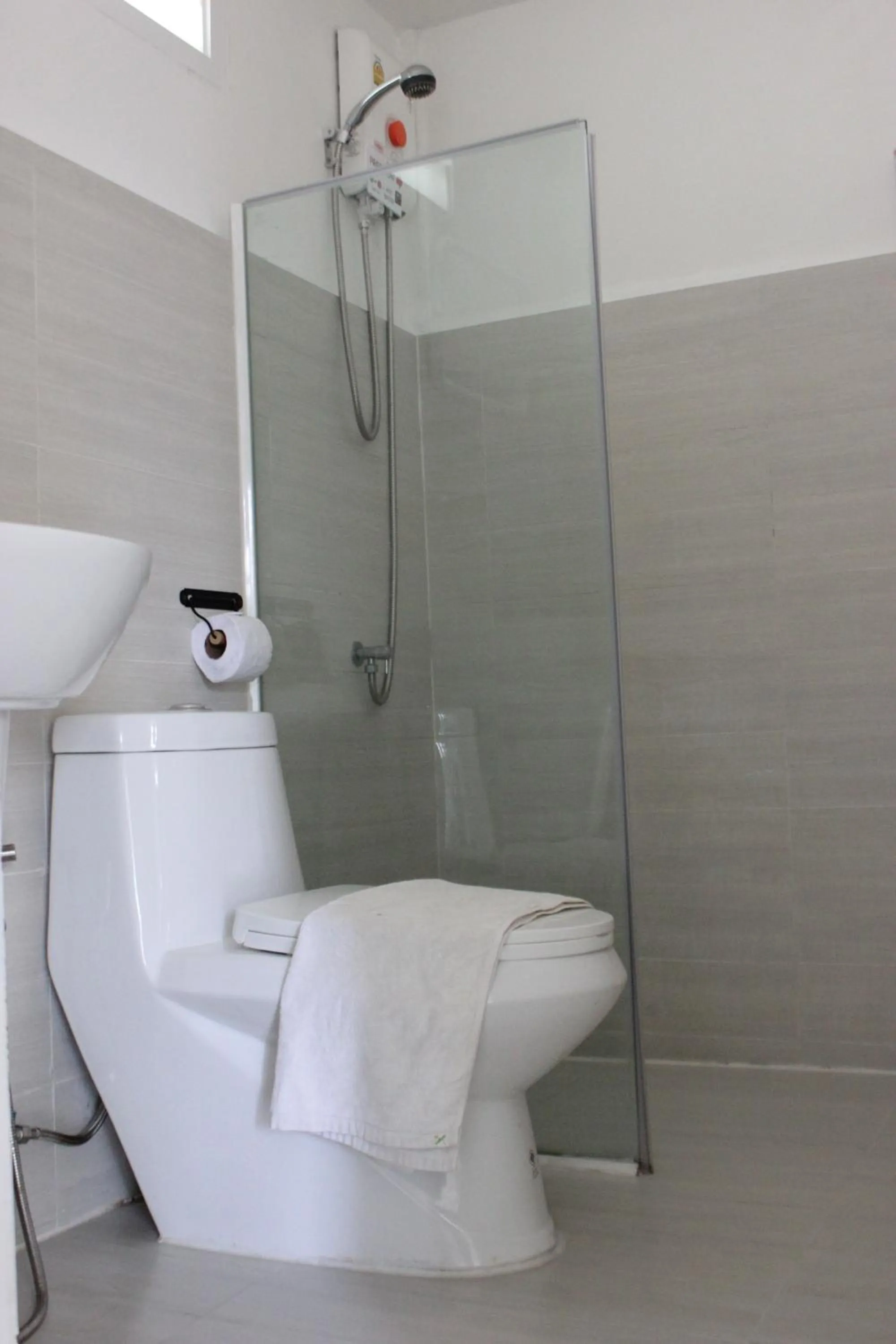 Shower in 1715 House - White Rhino