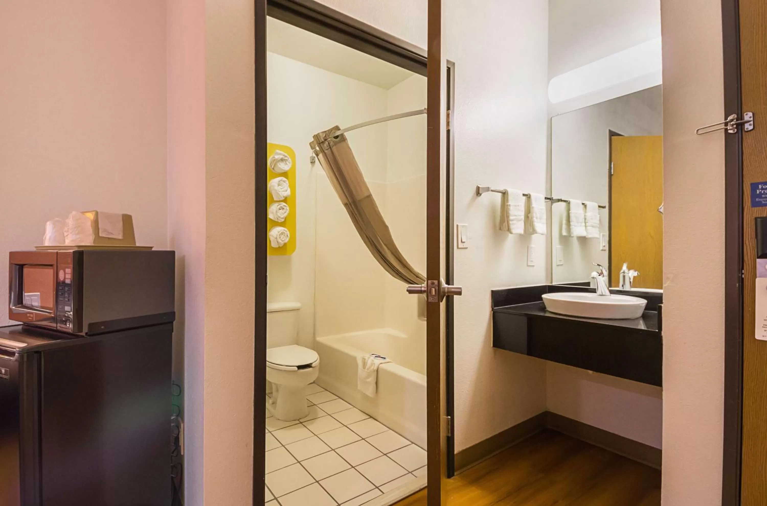 Toilet in Motel 6 Dallas – Irving DFW Airport South