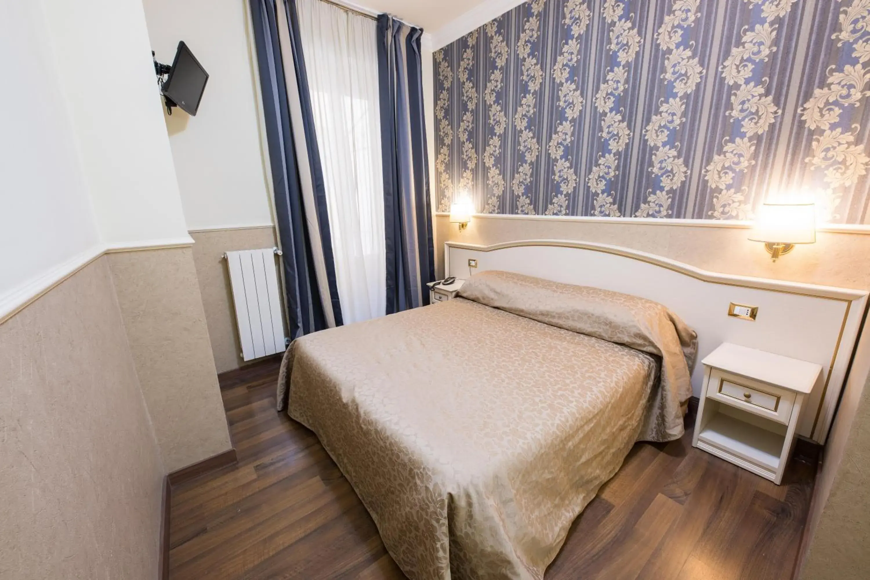 Photo of the whole room, Bed in Hotel Anfiteatro Flavio