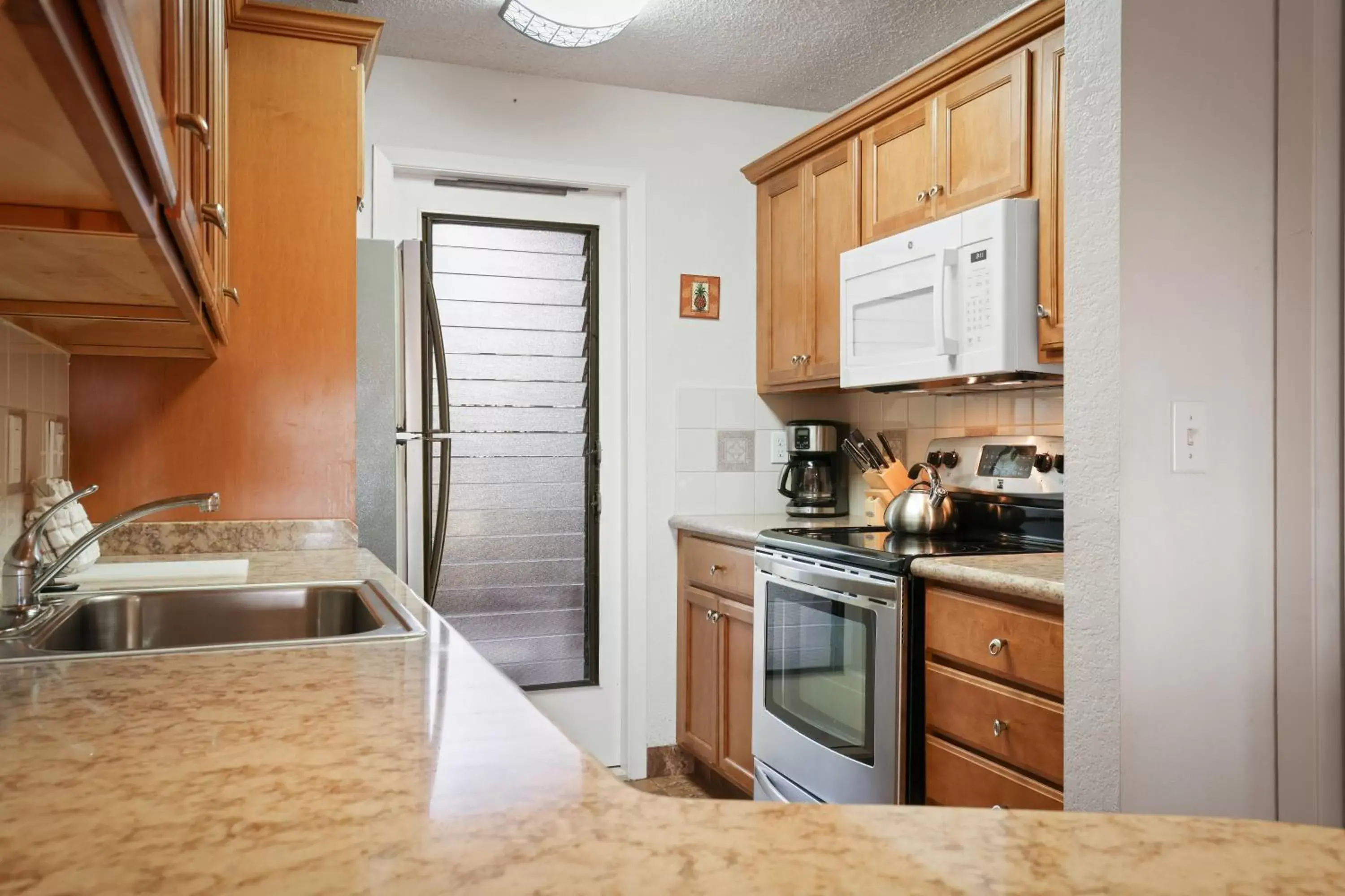 minibar, Kitchen/Kitchenette in Aston Maui Hill