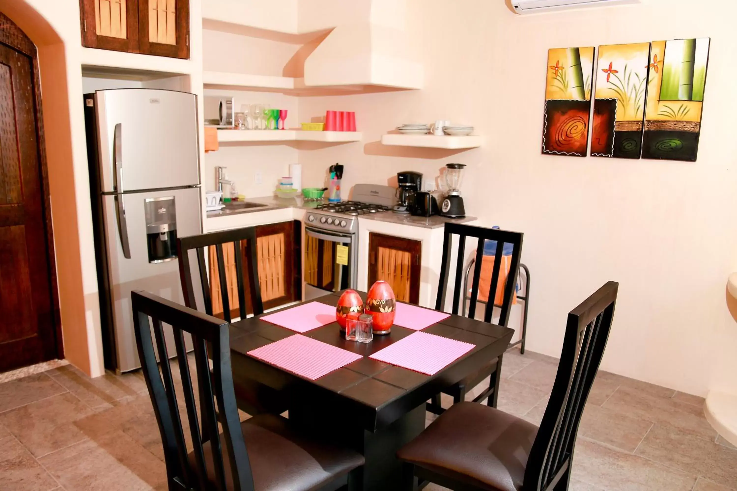 Kitchen or kitchenette, Dining Area in Ceiba Studios