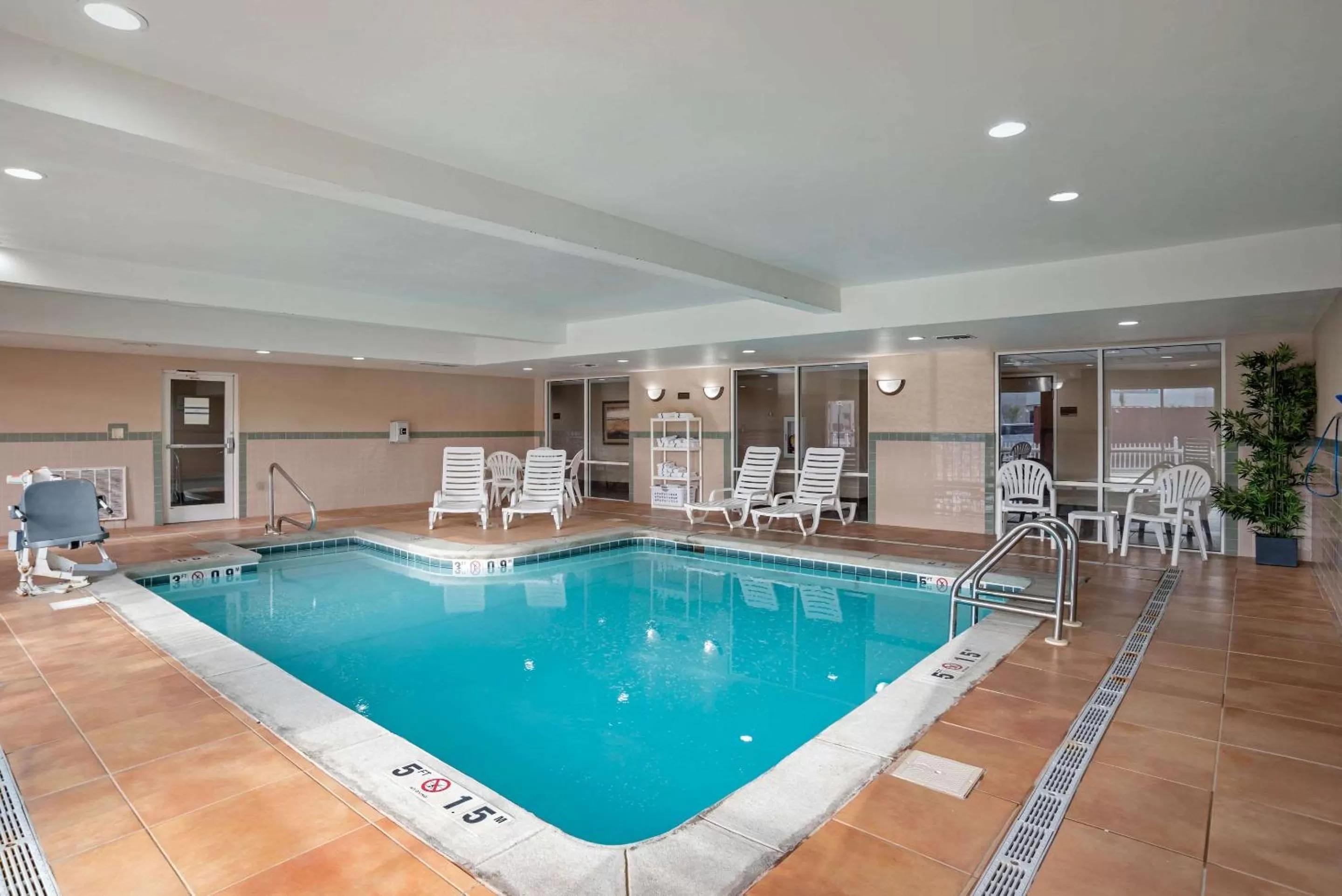 Swimming pool in Comfort Suites Foley - North Gulf Shores