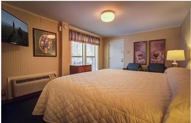 Bedroom, Bed in Carr's Northside Hotel and Cottages