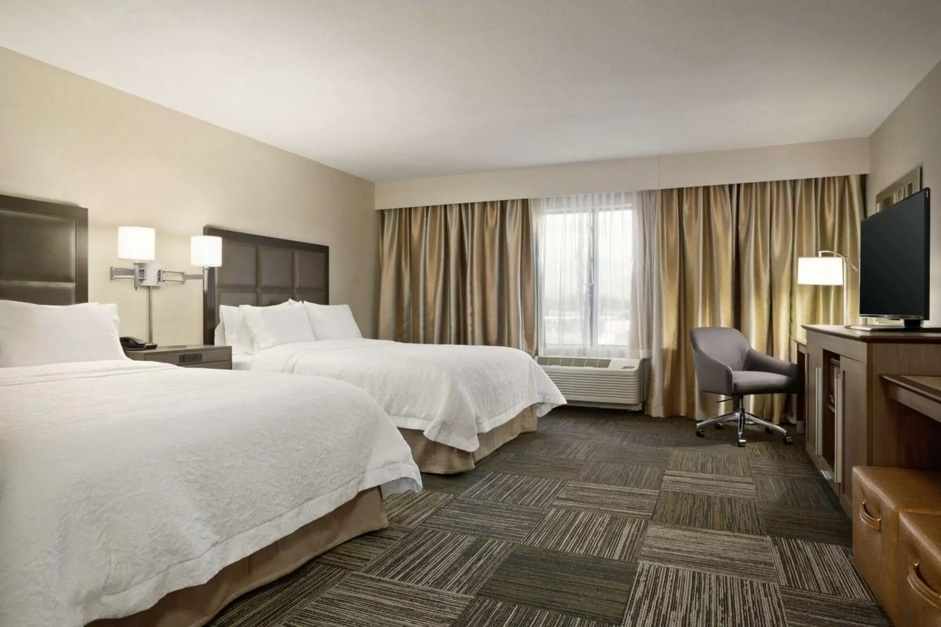 Bed in Hampton Inn & Suites Minooka