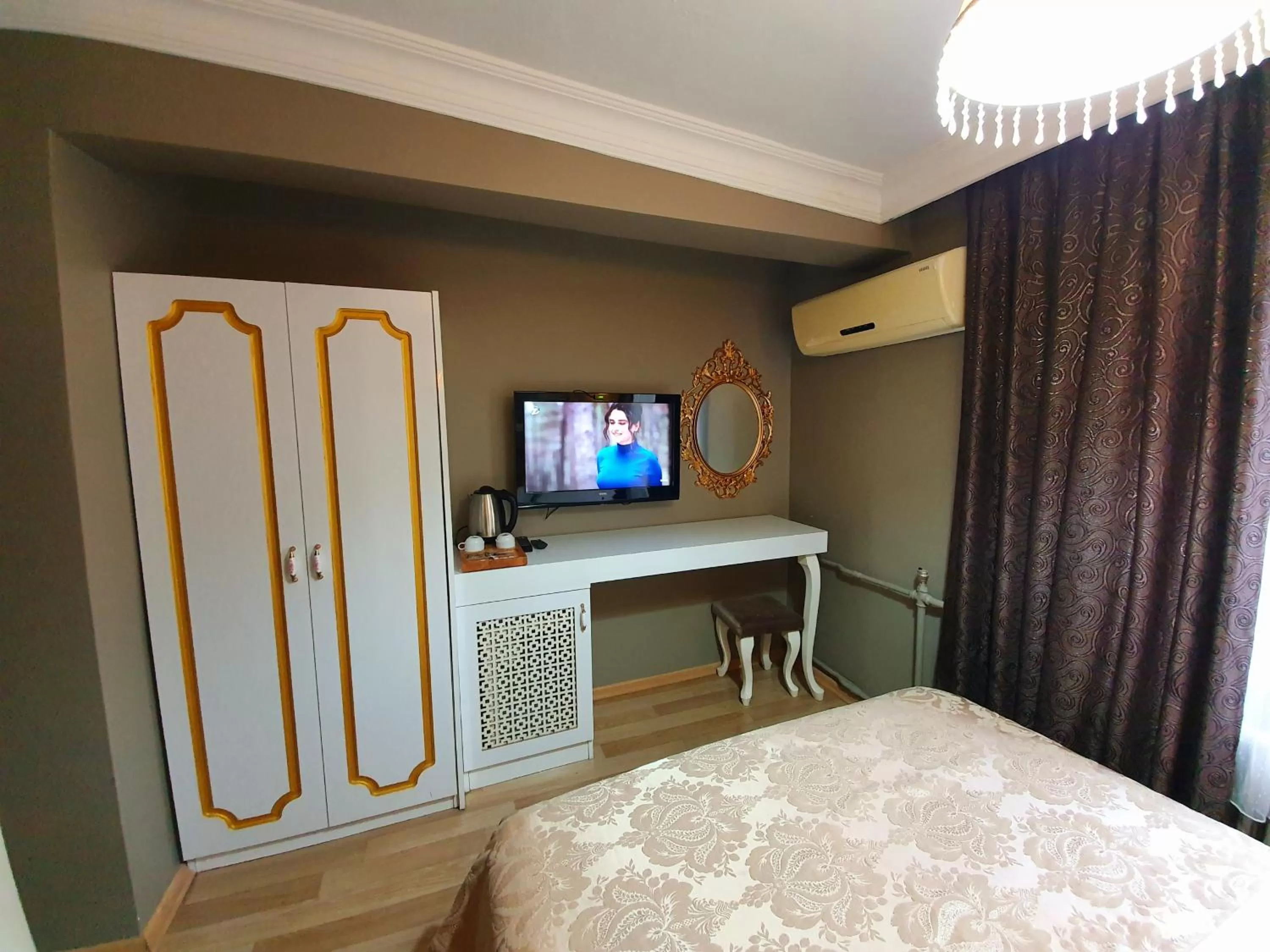 Communal lounge/ TV room, Bed in Şehir Hotel Old City