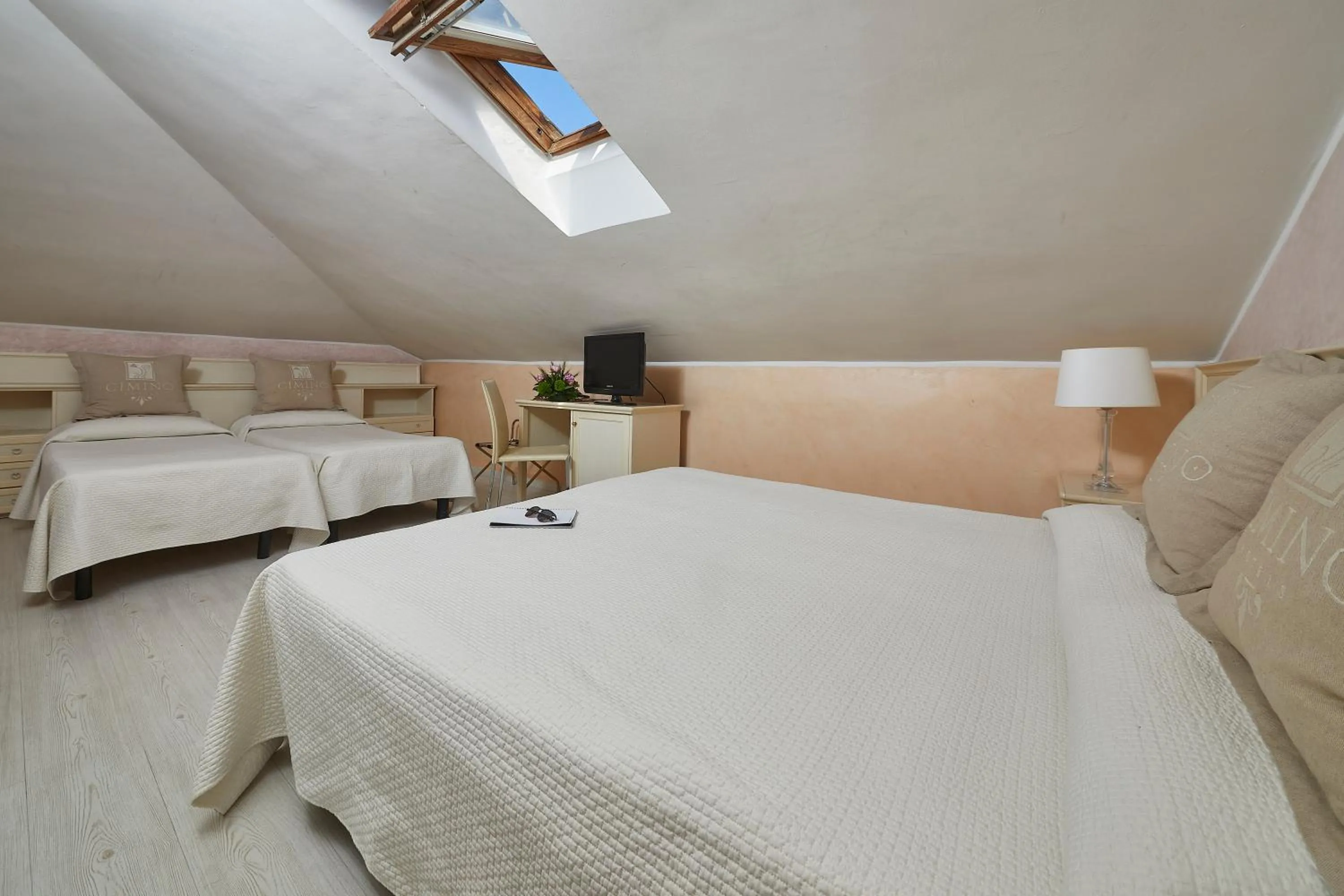 Photo of the whole room, Bed in Hotel Vienna Ostenda e Ristorante il Danubio