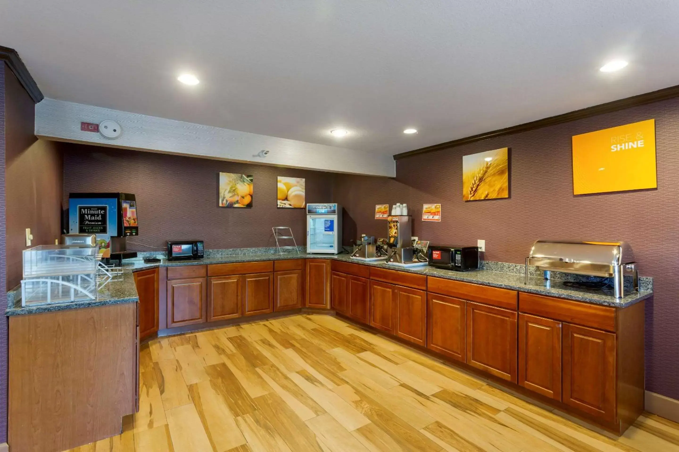 Restaurant/places to eat, Kitchen/Kitchenette in Comfort Inn West Valley - Salt Lake City South