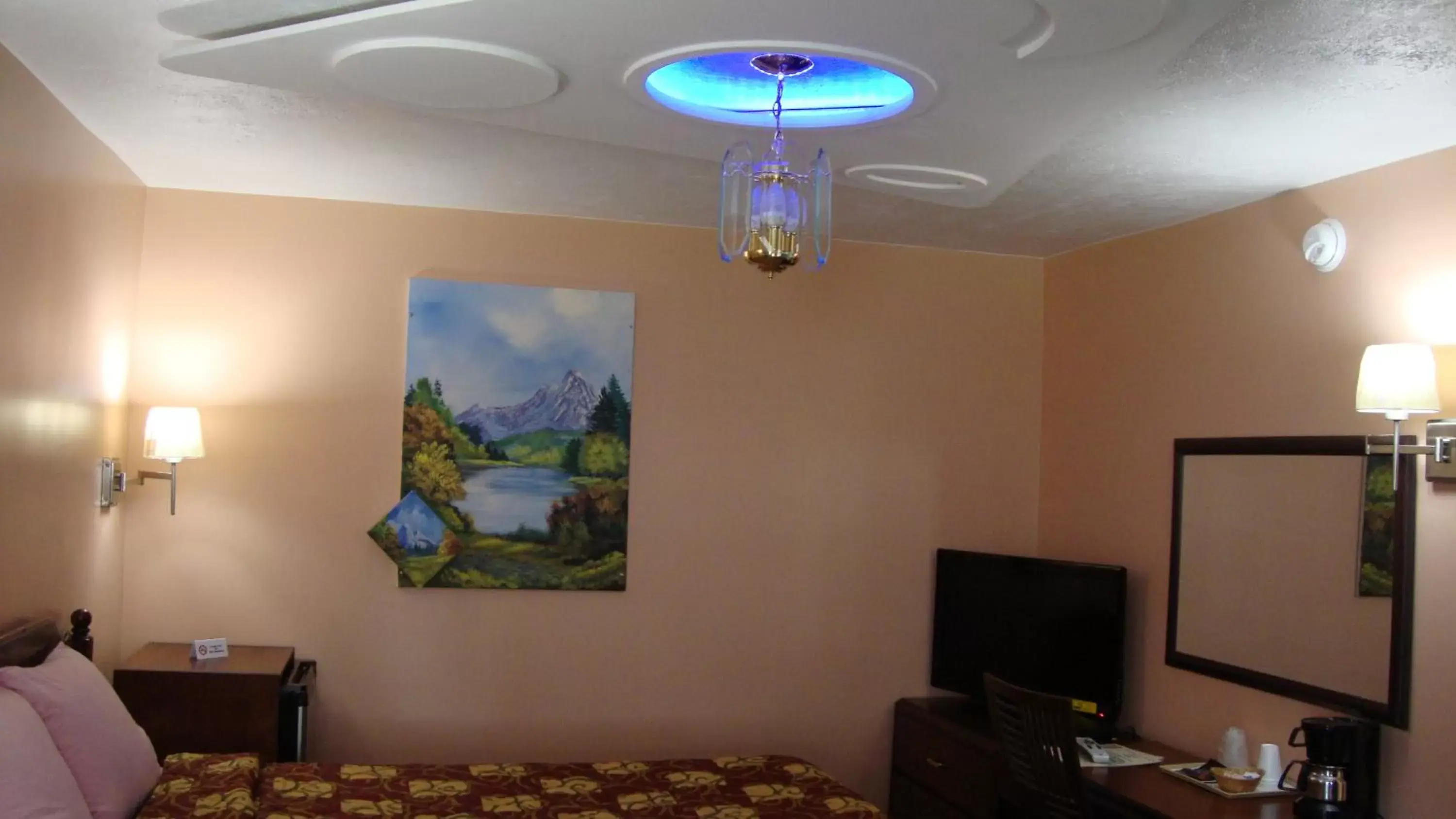 Living room, TV/Entertainment Center in Pinconning Trail Inn Motel