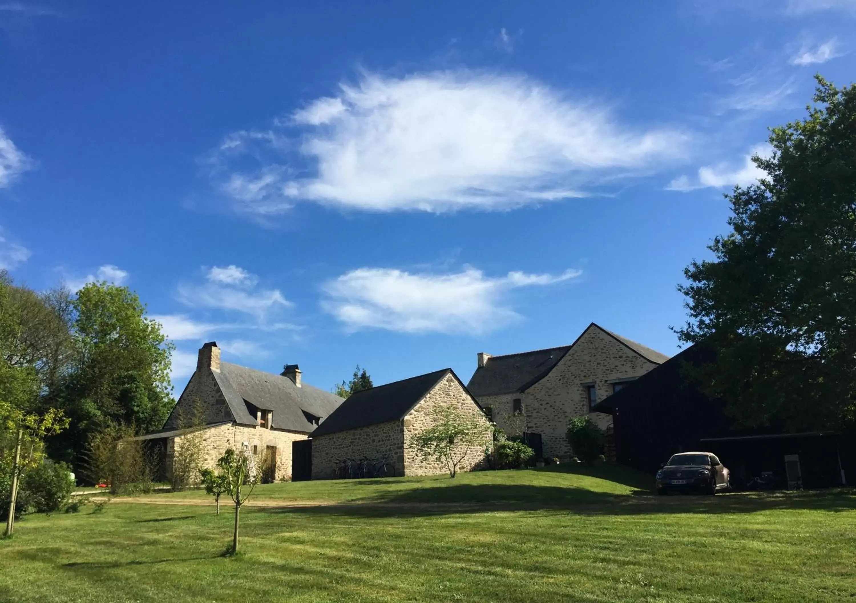 Day, Property Building in Le Clos du Gusquel