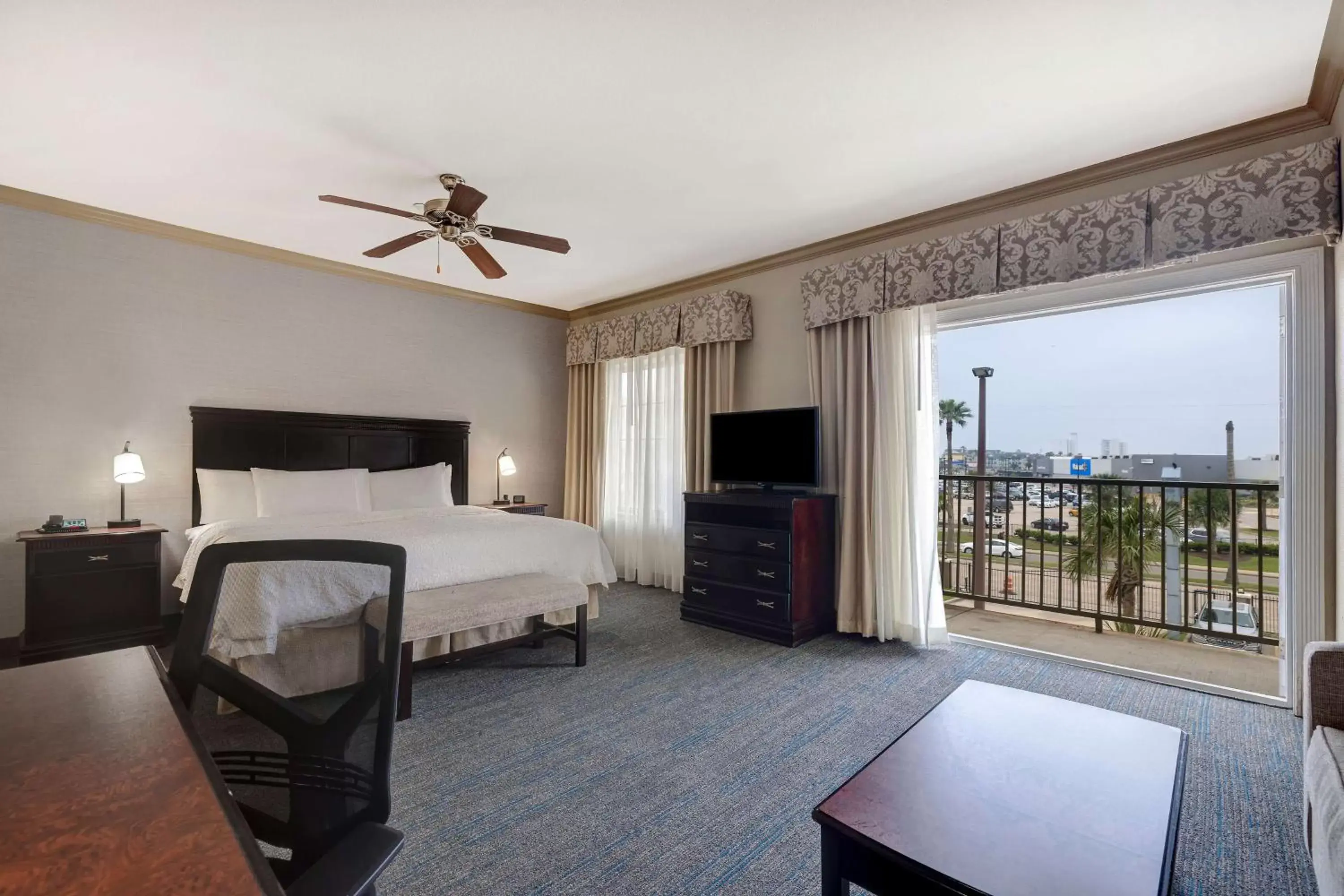 Bedroom, Bed in Hampton Inn & Suites Galveston