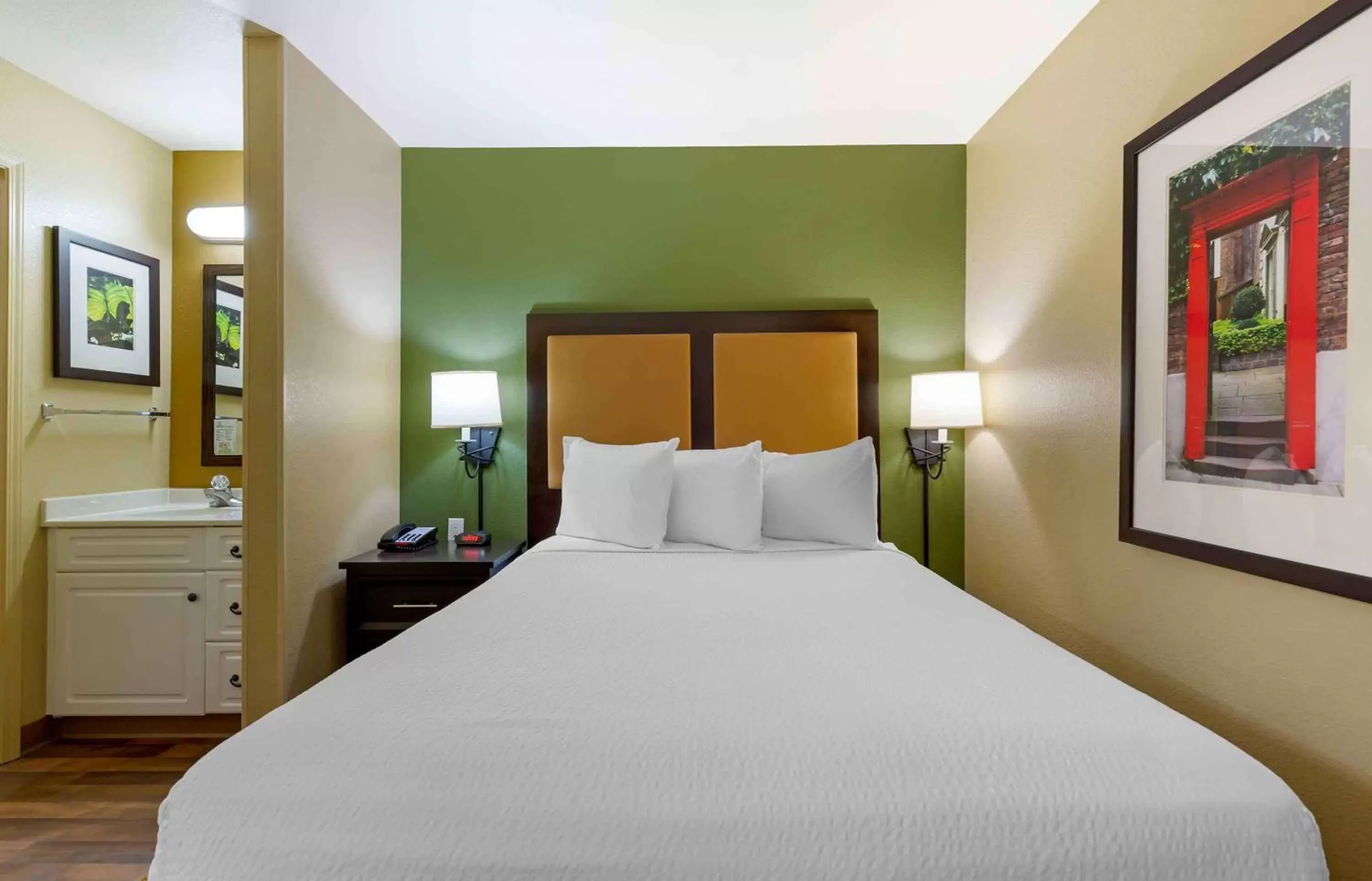 Bedroom, Bed in Extended Stay America Suites - Washington, DC - Fairfax