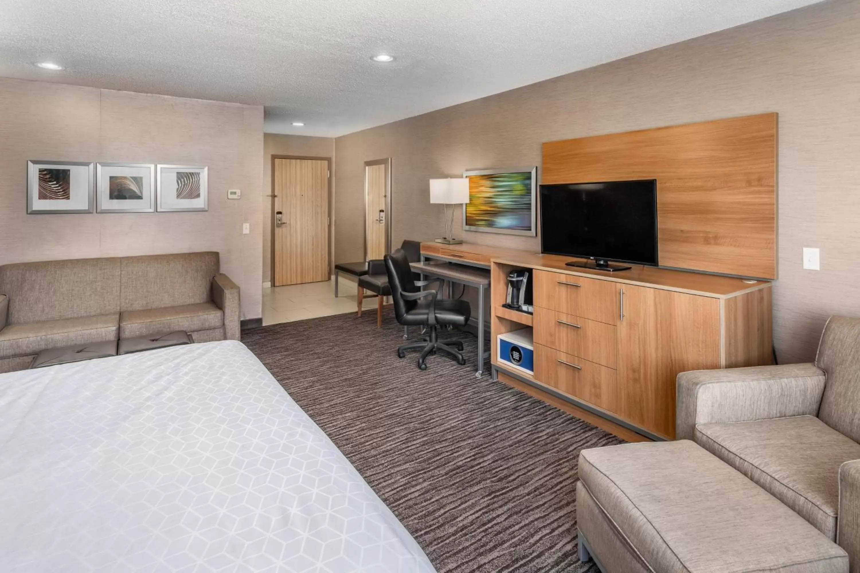 Photo of the whole room, TV/Entertainment Center in Holiday Inn Express Annapolis East-Kent Island, an IHG Hotel