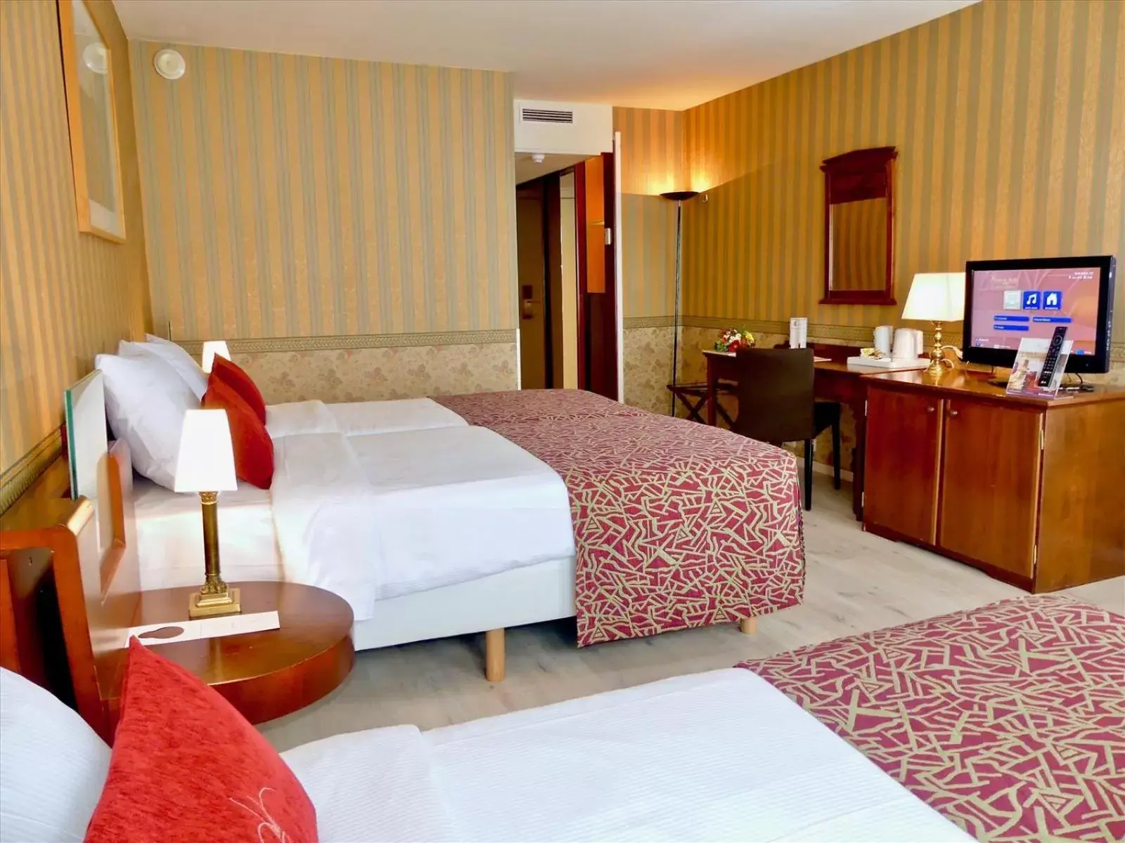 Photo of the whole room, Bed in Golden Tulip Hotel de’ Medici