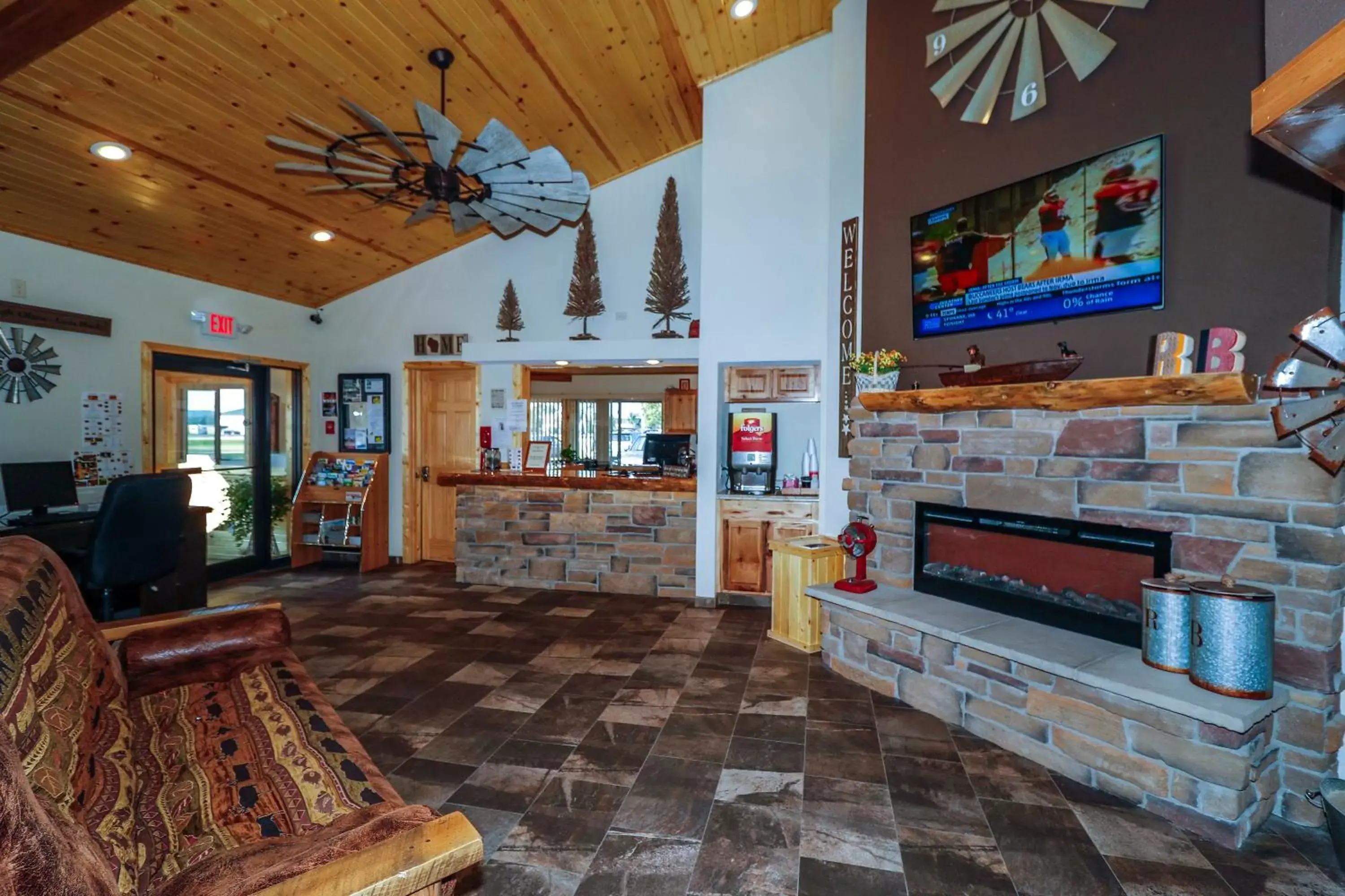 Communal lounge/ TV room in Round Barn Lodge