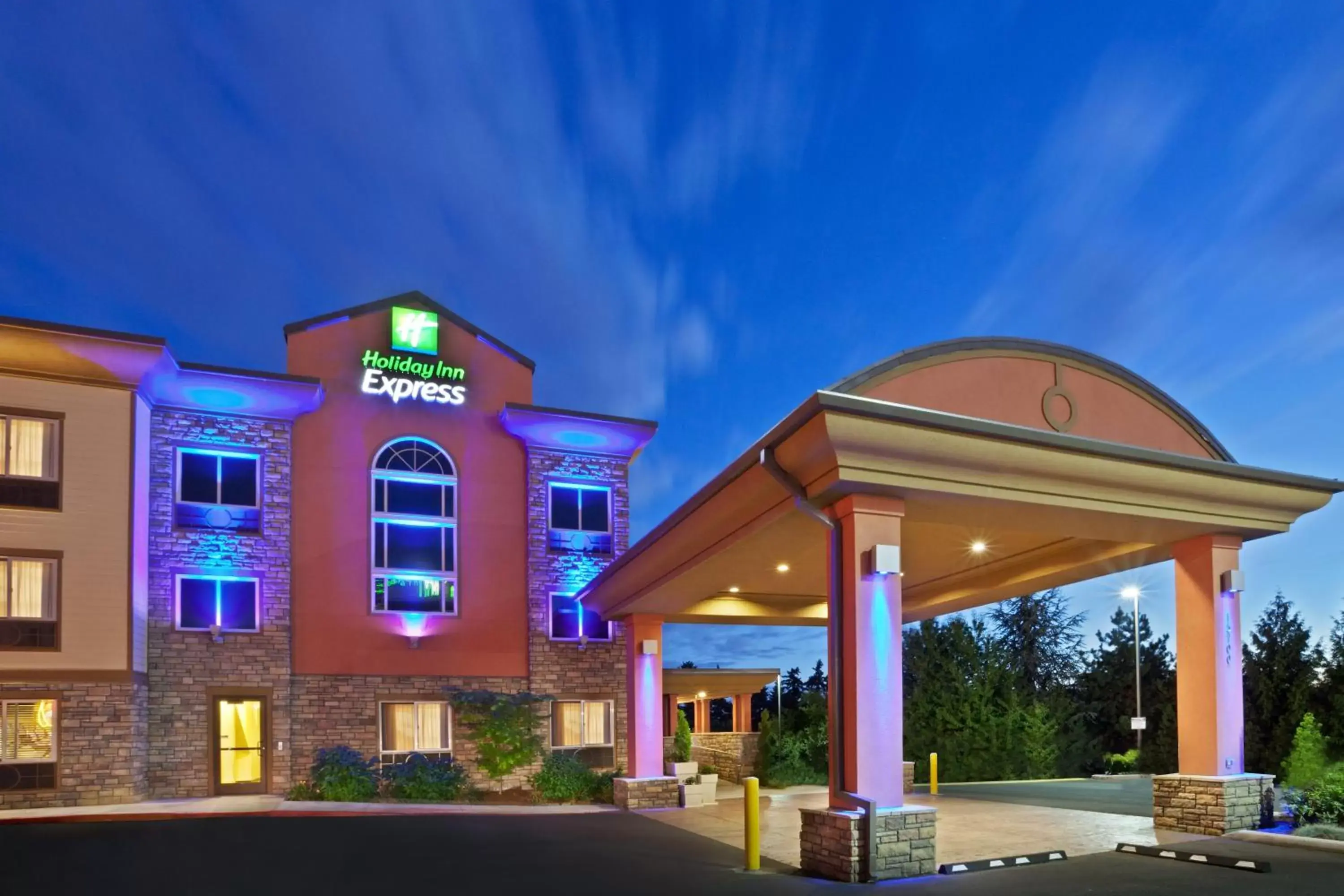 Property Building in Holiday Inn Express Portland South - Lake Oswego, an IHG Hotel