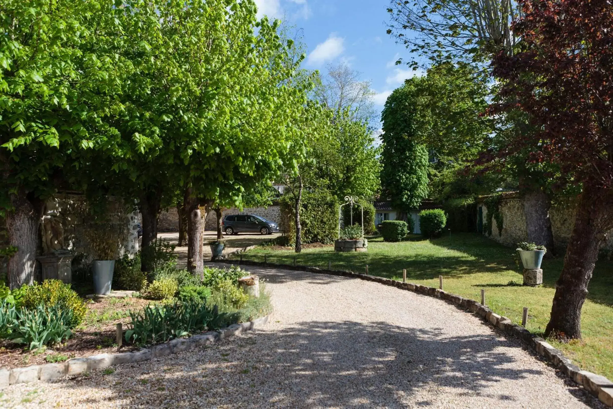 On site, Garden in The Originals Boutique, Hôtel Victoria, Fontainebleau