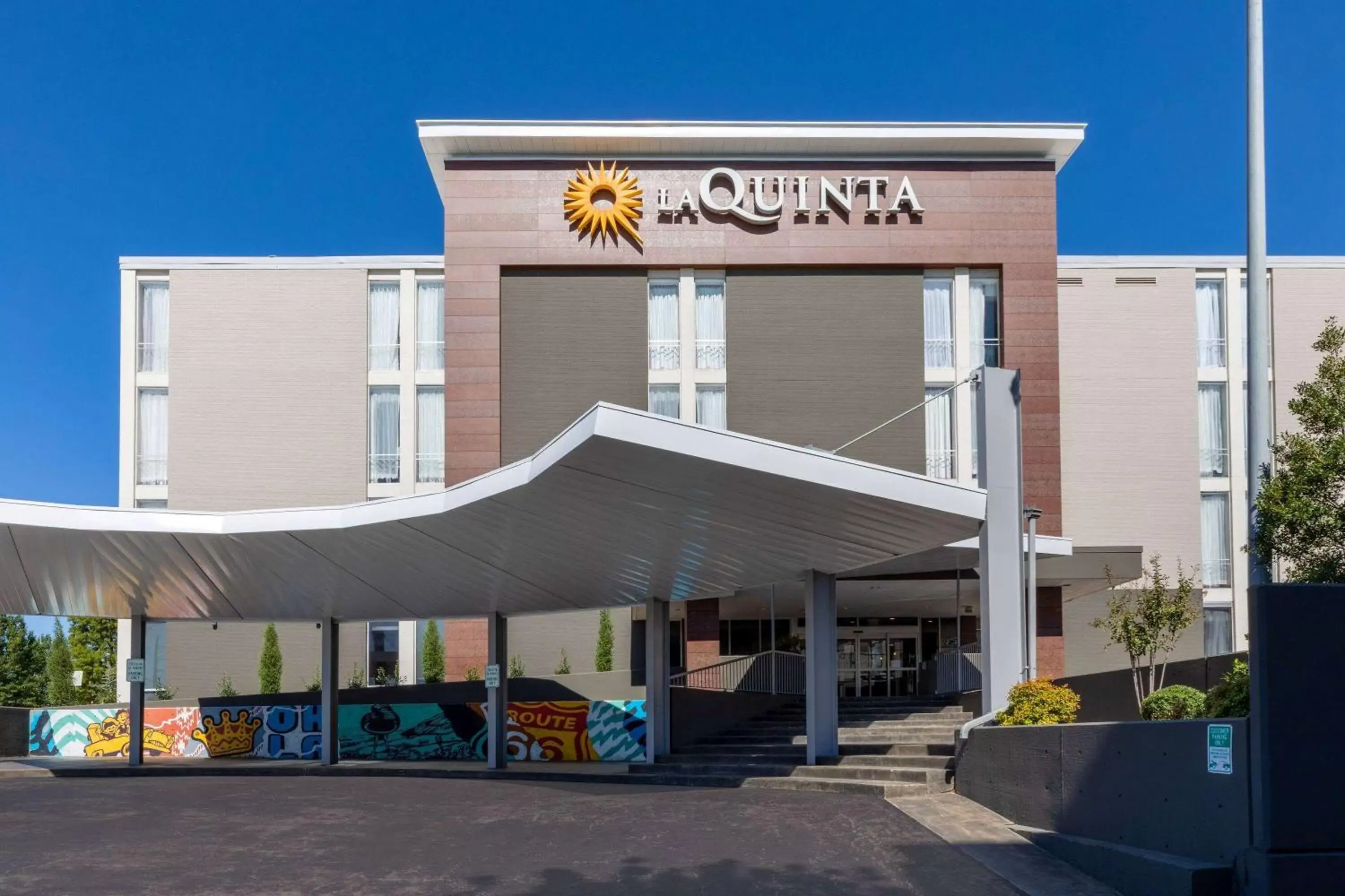 Property Building in La Quinta Inn & Suites by Wyndham Tulsa Downtown - Route 66