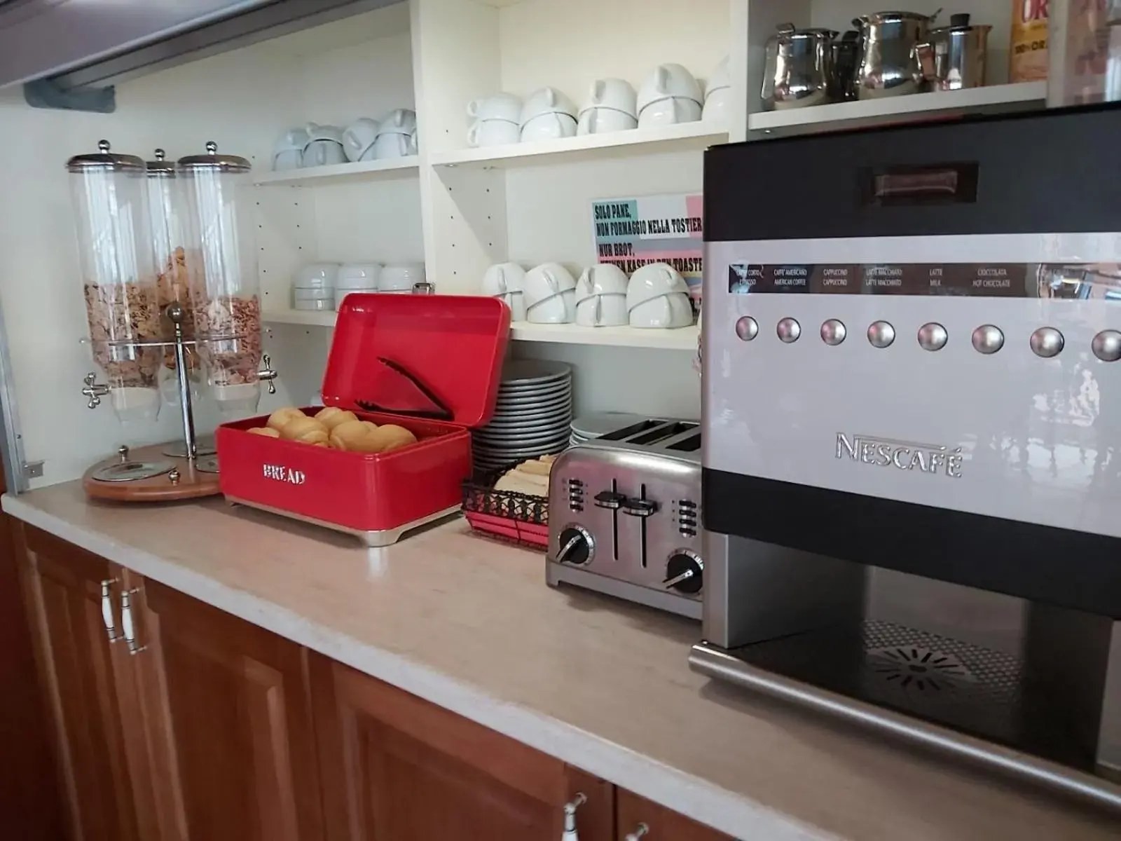 Breakfast, Kitchen/Kitchenette in Albergo Casa Este