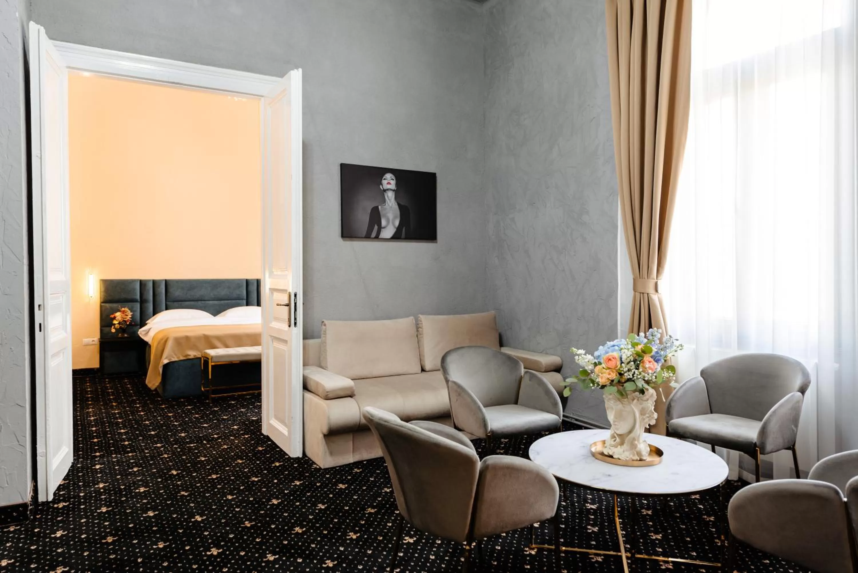 Living room, Bed in Palace Bulevard Inn