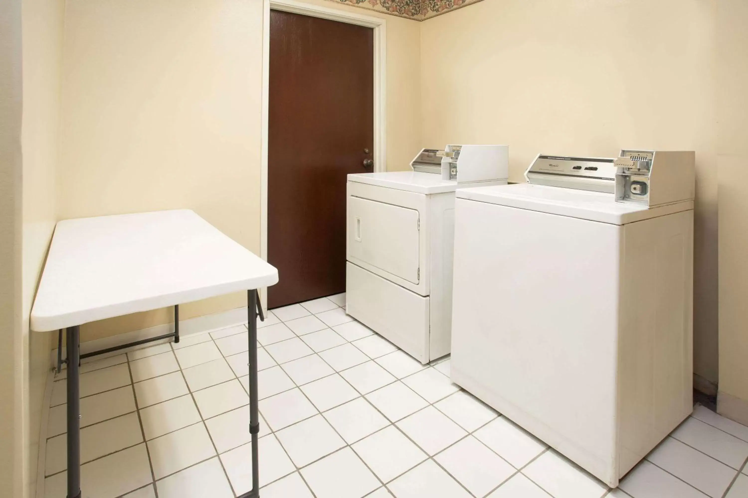 On site, Kitchen/Kitchenette in Travelodge by Wyndham Fort Myers Airport