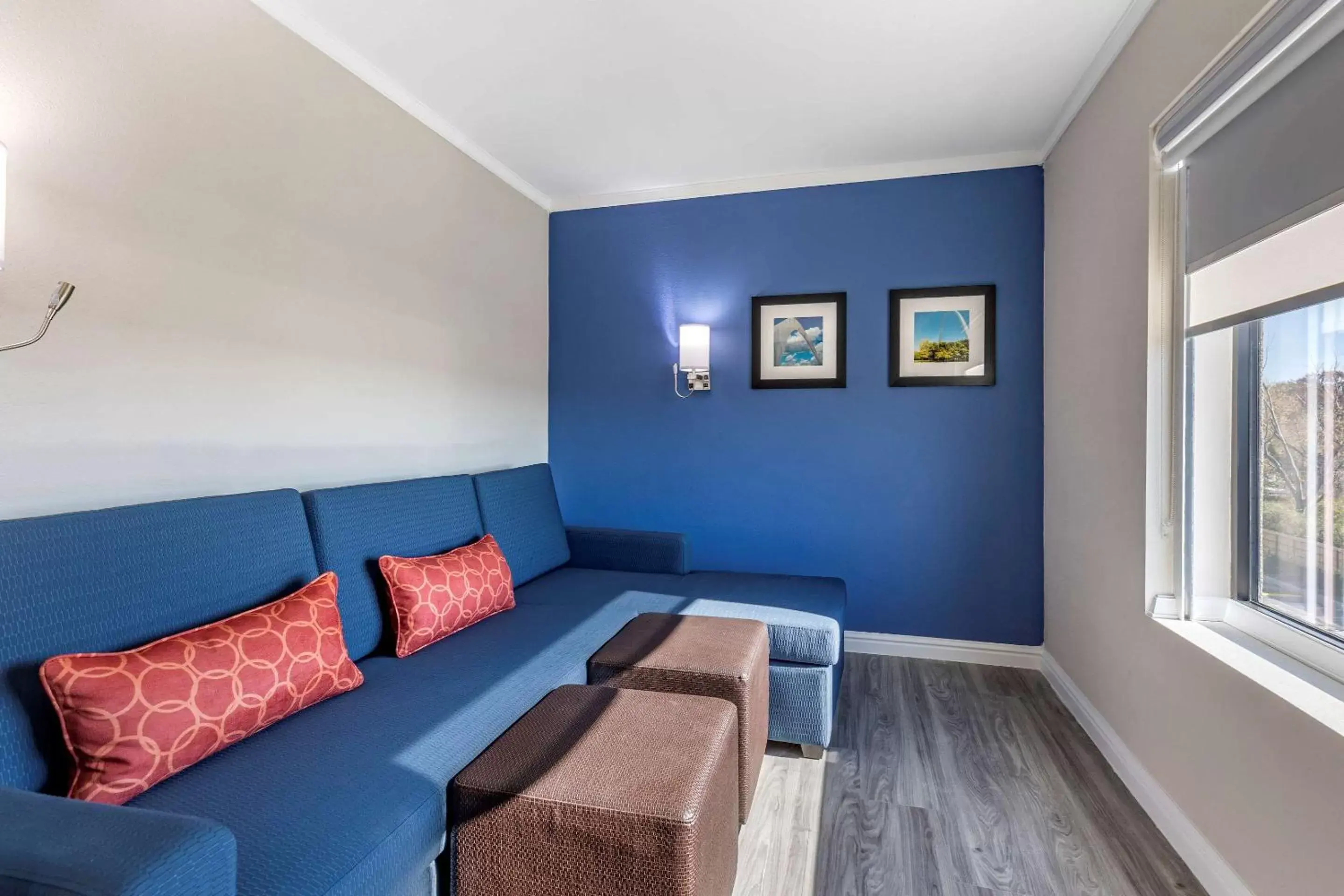 Bedroom, Seating Area in Comfort Suites St Louis - Sunset Hills